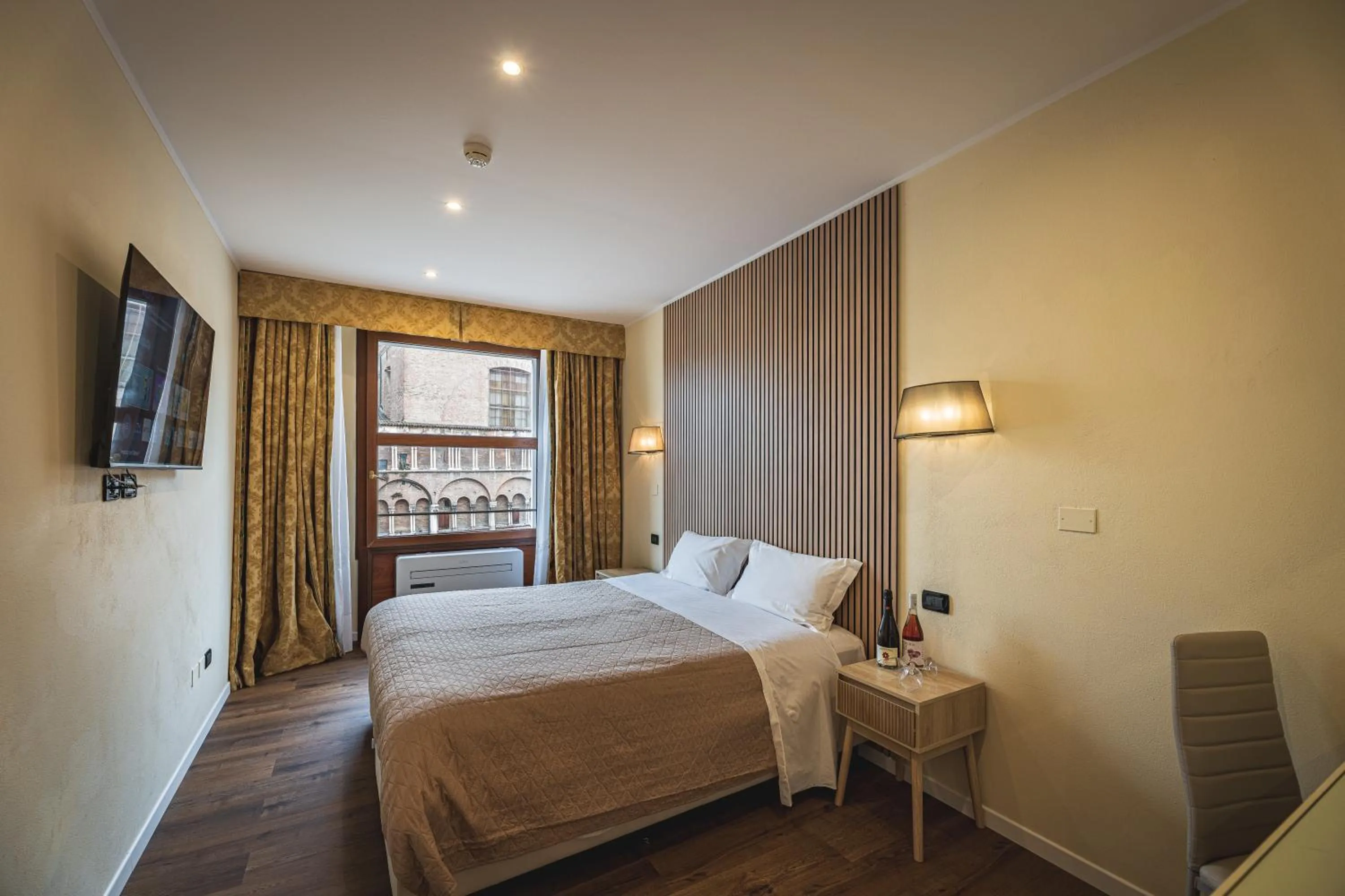 Photo of the whole room, Bed in THE DOME - Panoramic Rooms