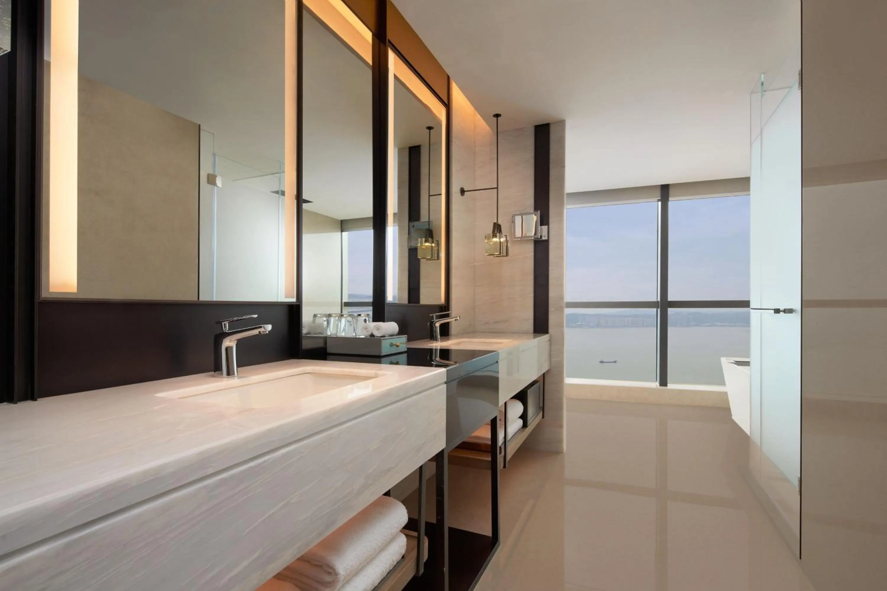 Bathroom, Bed in Shantou Marriott Hotel