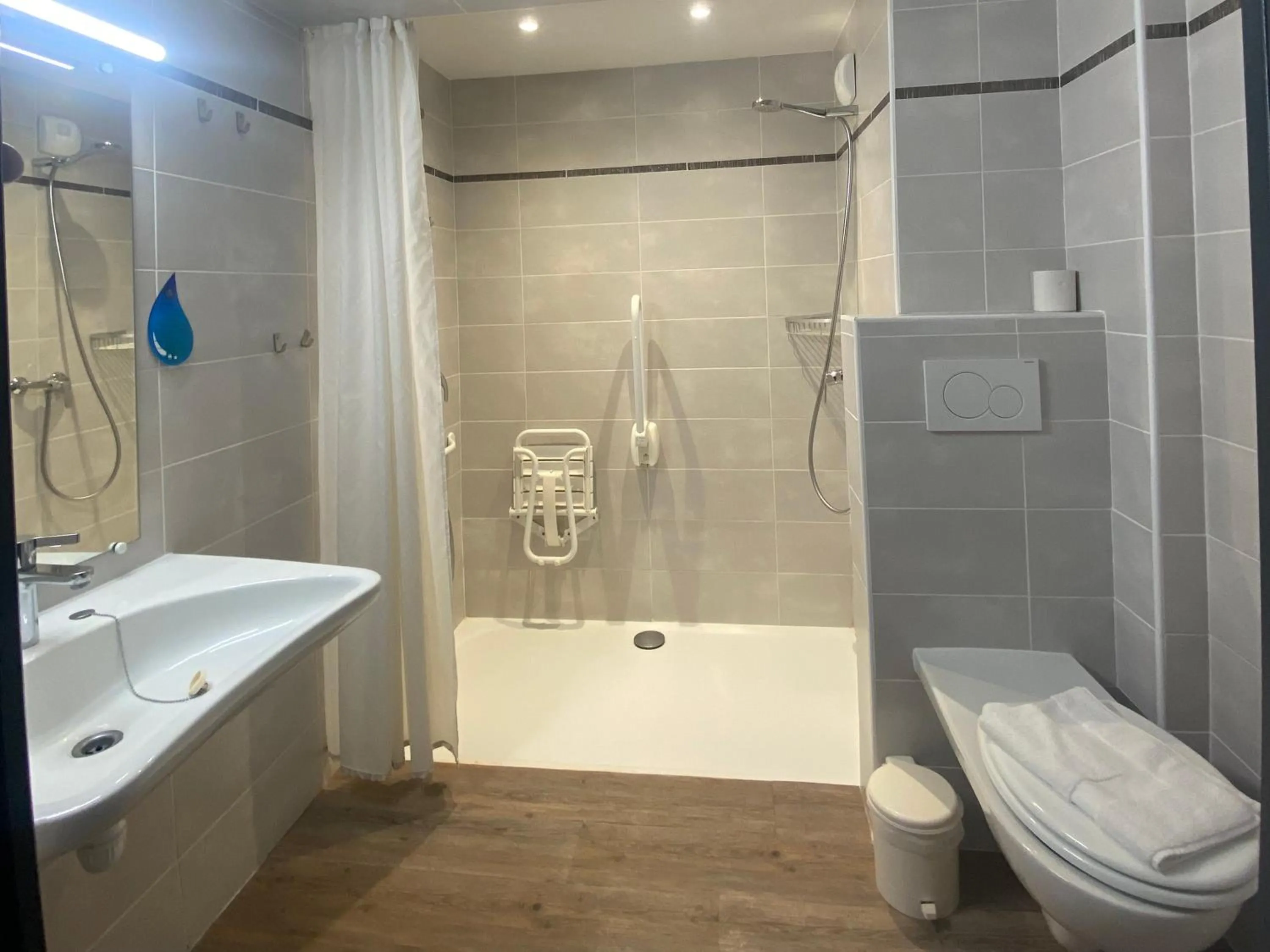 Bathroom in Hôtel & Spa Les Carrettes
