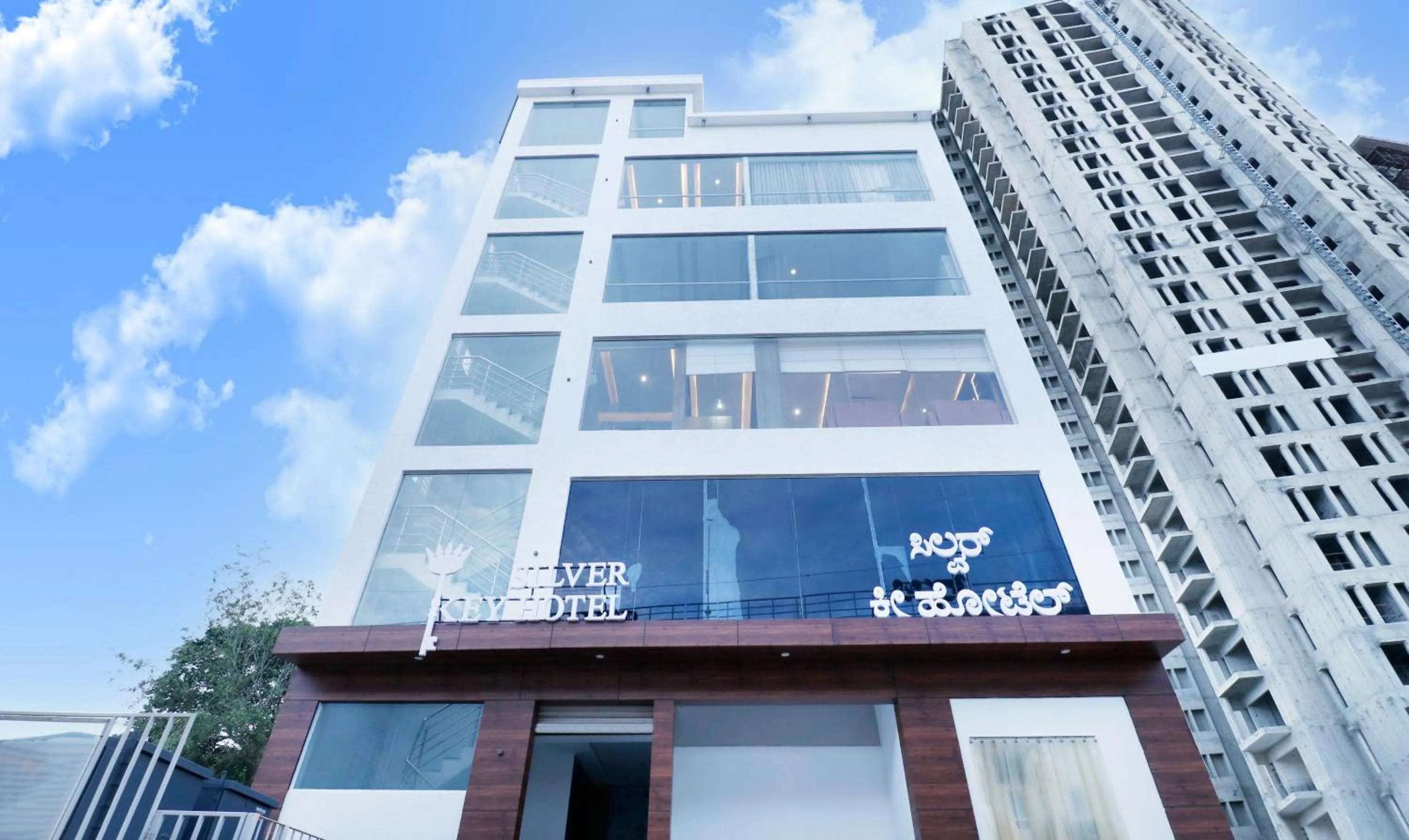 Property building in Itsy Hotels Silver Keys