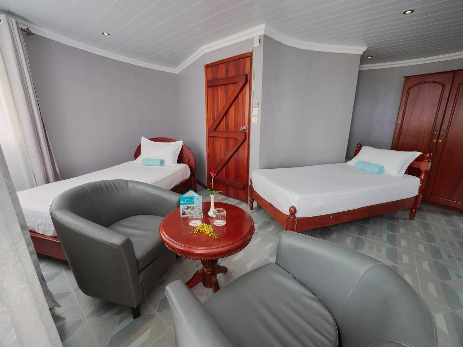 Communal lounge/ TV room, Bed in Gold Beach Resort