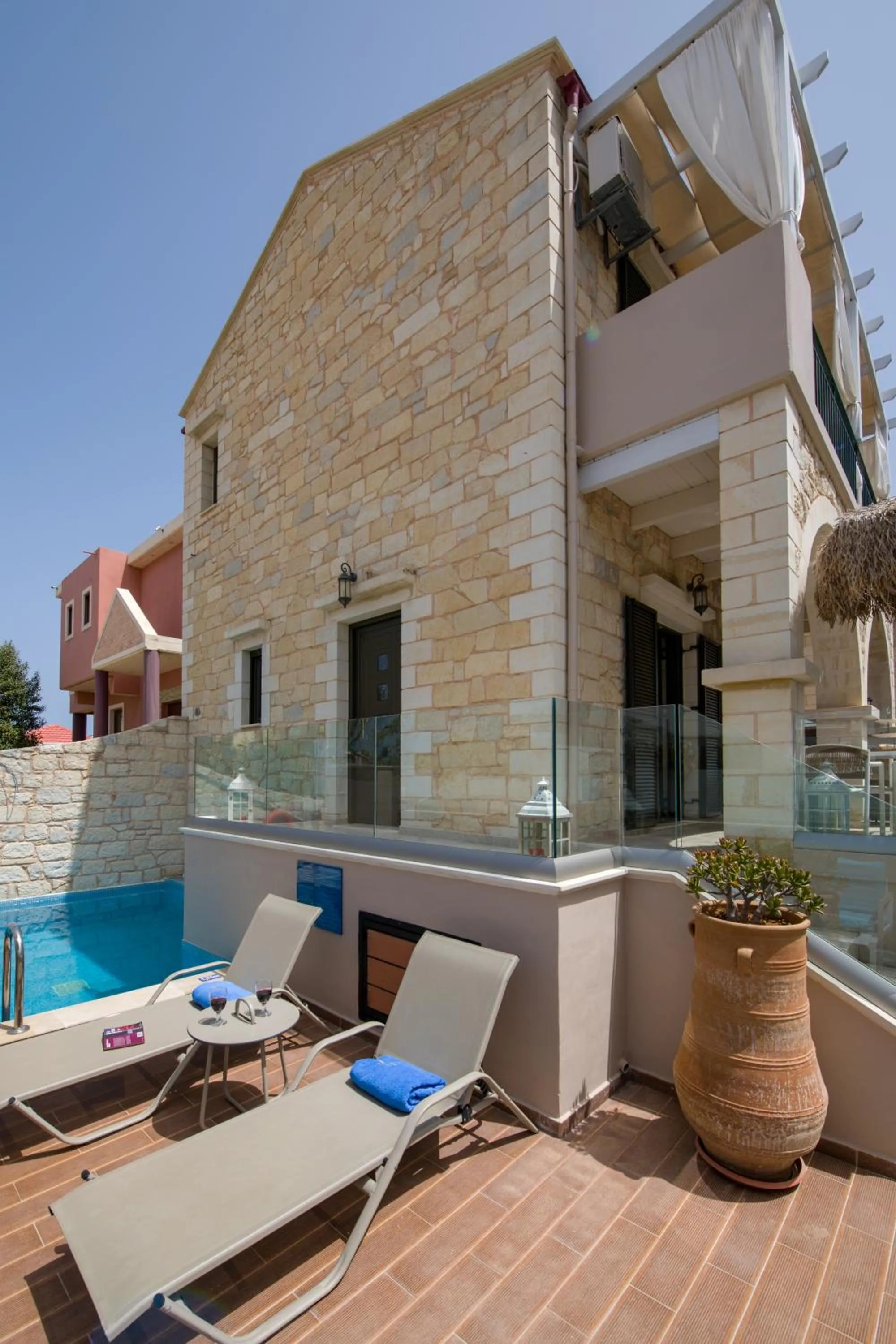 Property building in Villa Constancia