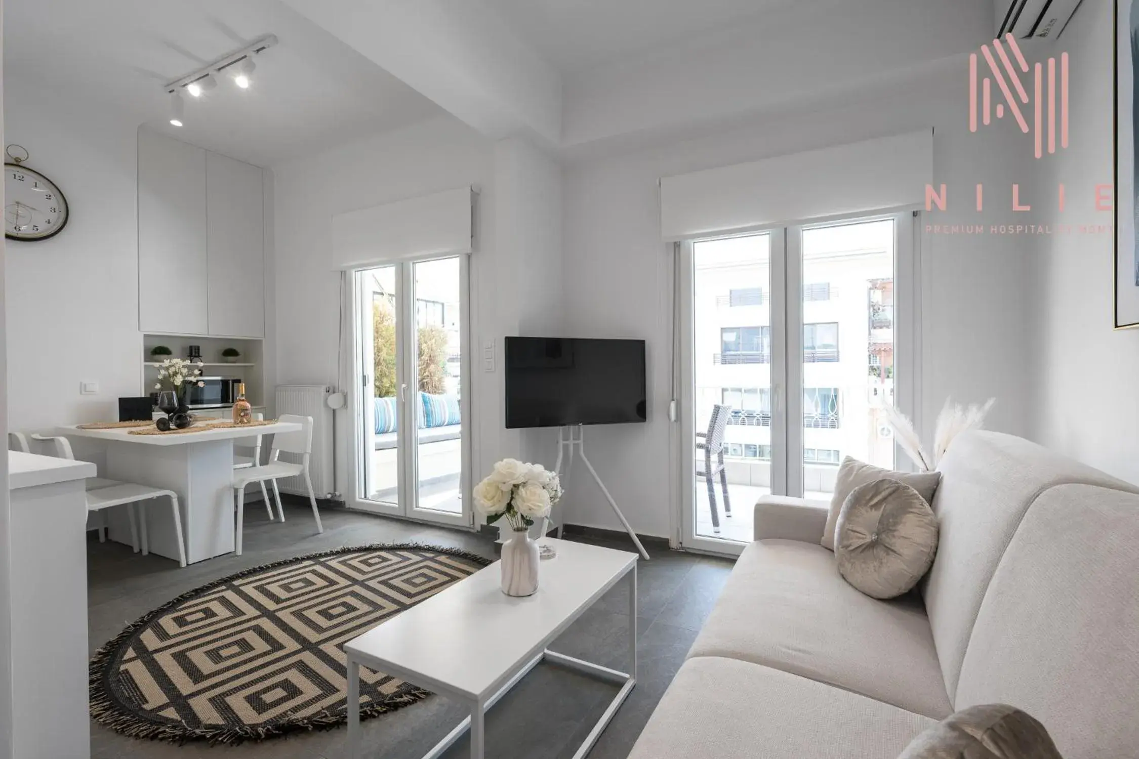 Lusso Bianco, Nilie Hospitality MGMT Lusso Bianco, Nilie Hospitality MGMT