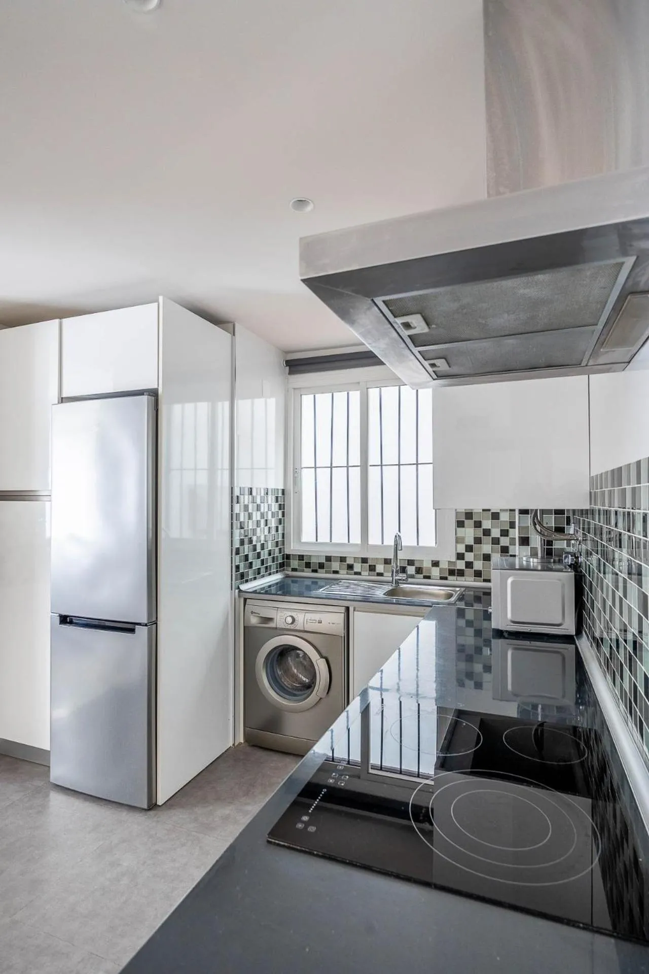 Kitchen or kitchenette in Amplísimo apartamento de diseño nuevo en el corazón de Triana, Parking included