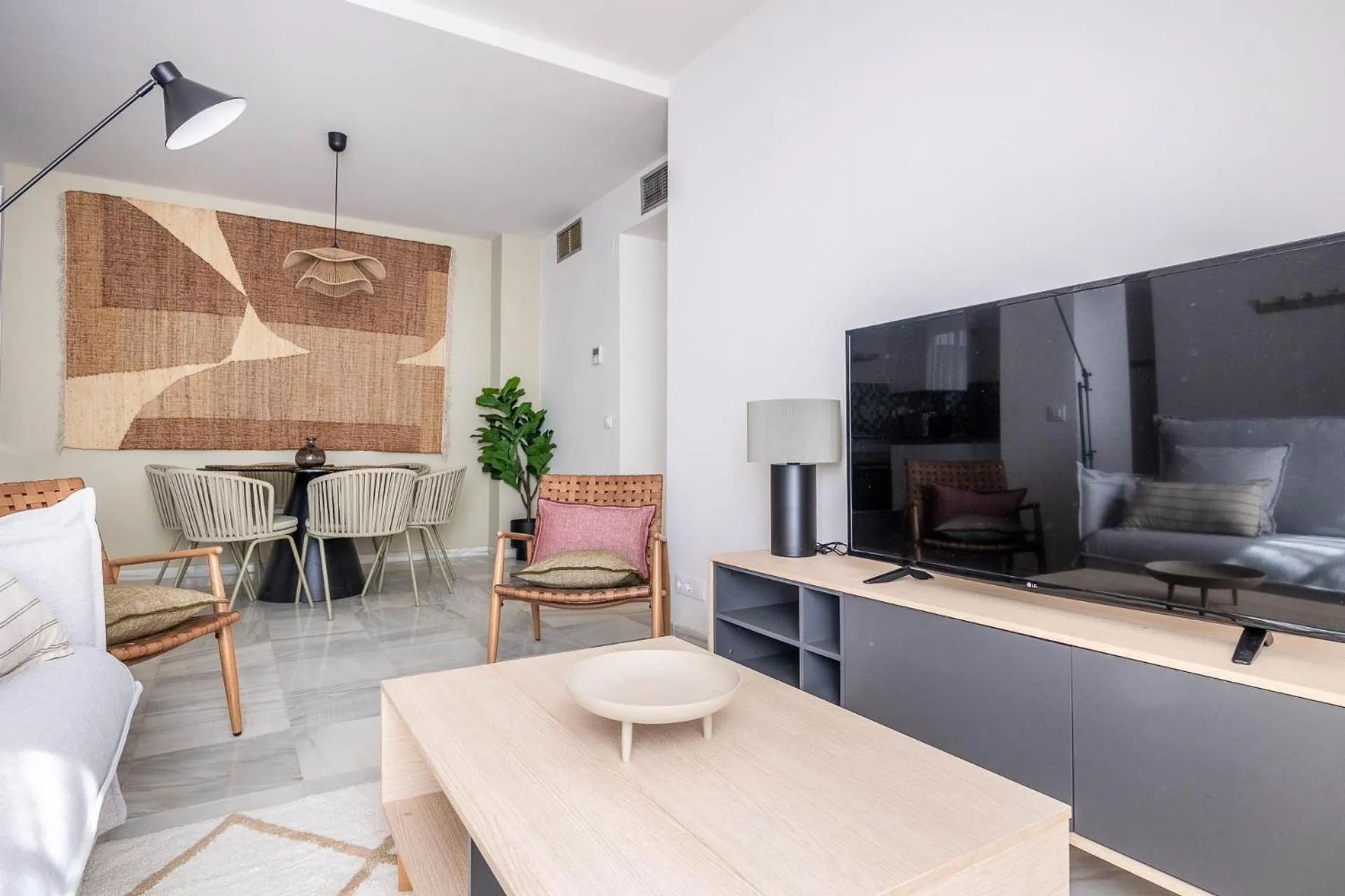 TV and multimedia in Amplísimo apartamento de diseño nuevo en el corazón de Triana, Parking included