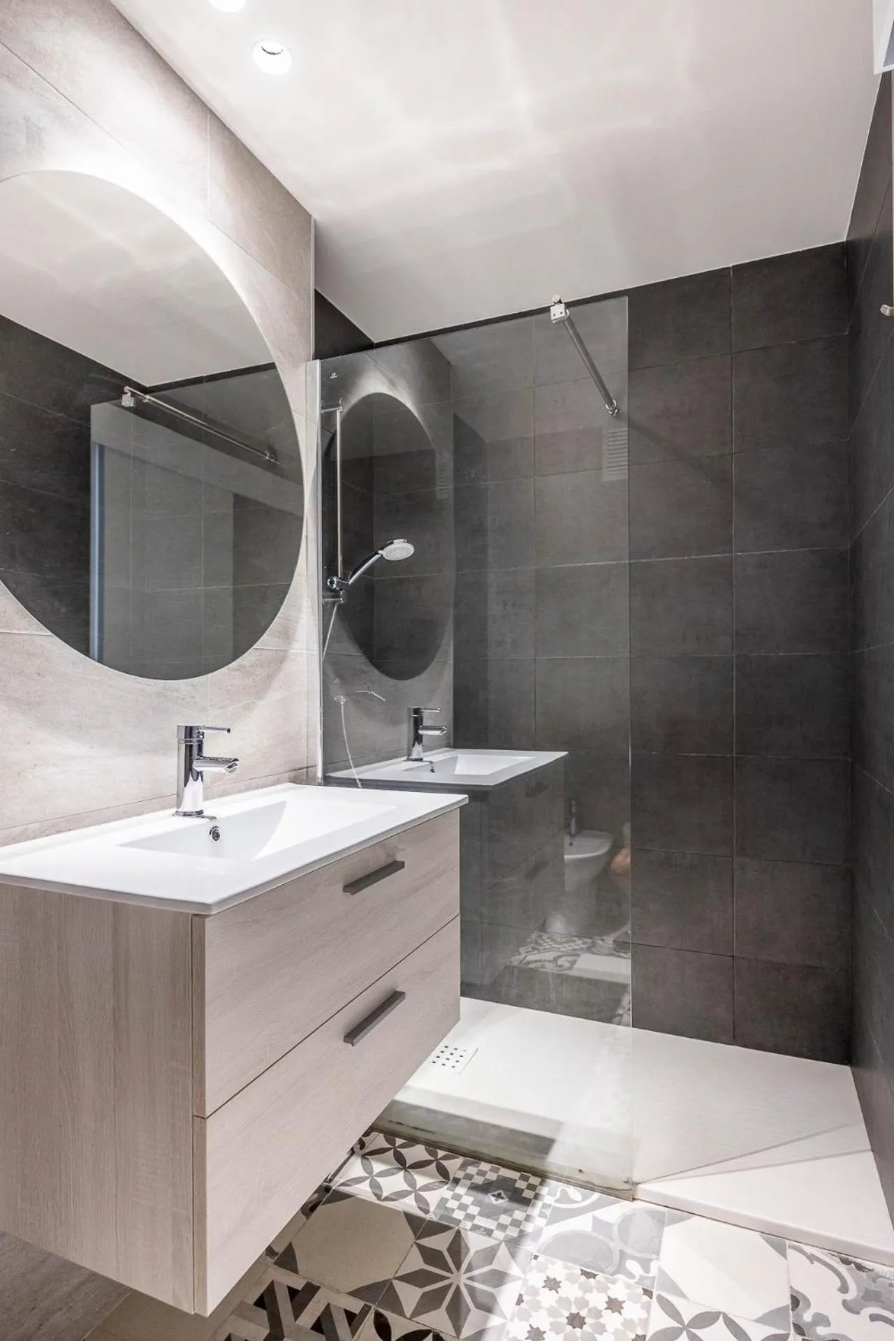 Shower in Amplísimo apartamento de diseño nuevo en el corazón de Triana, Parking included