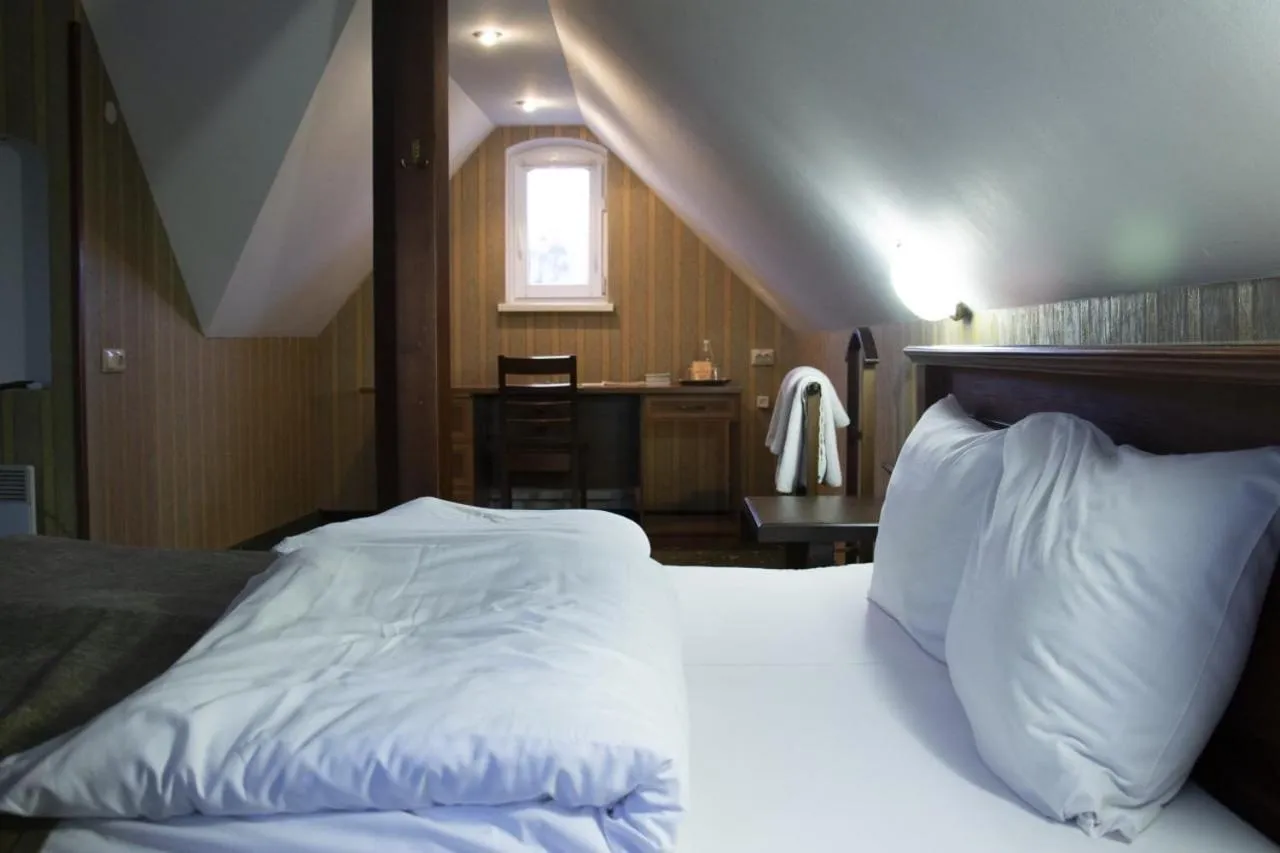 Bedroom, Bed in Pivdenna Brama