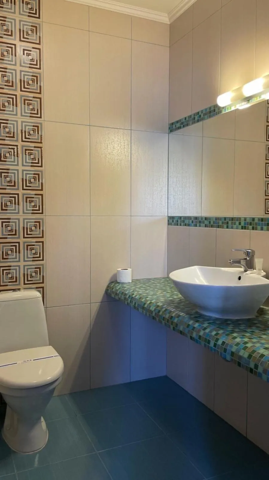 Shower in Pivdenna Brama