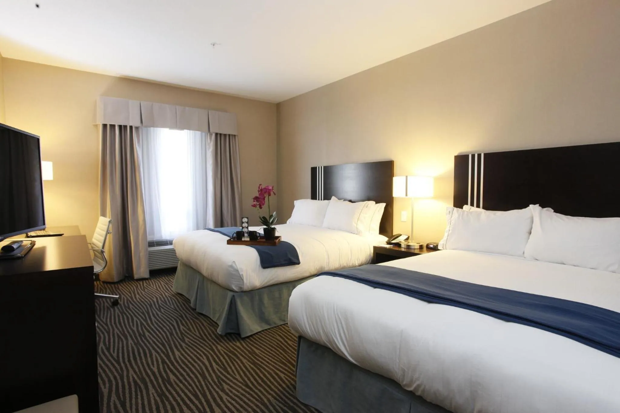 Photo of the whole room, Bed in Holiday Inn Express Fort St John by IHG