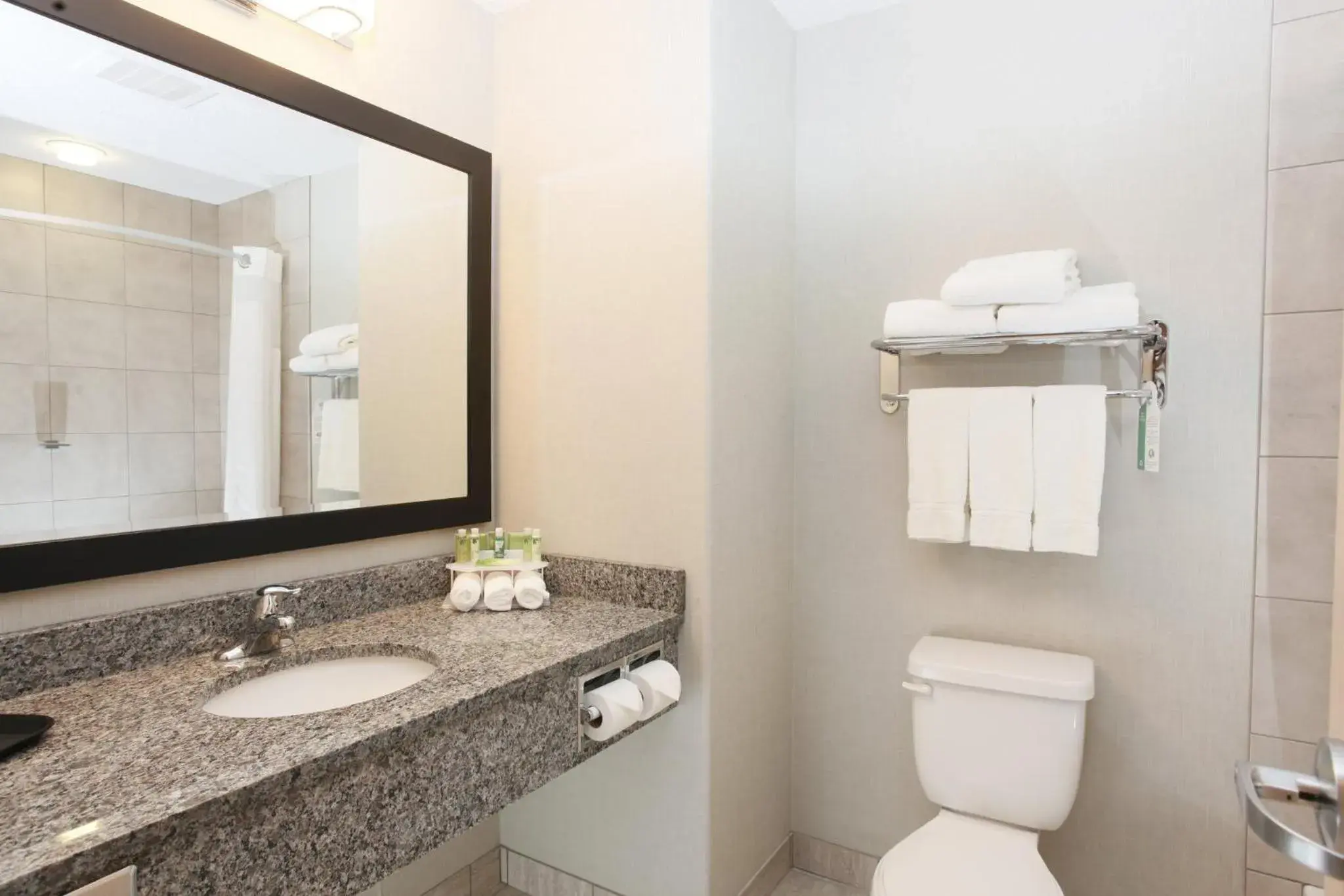 Standard King Room in Holiday Inn Express Fort St John by IHG Standard King Room in Holiday Inn Express Fort St John by IHG