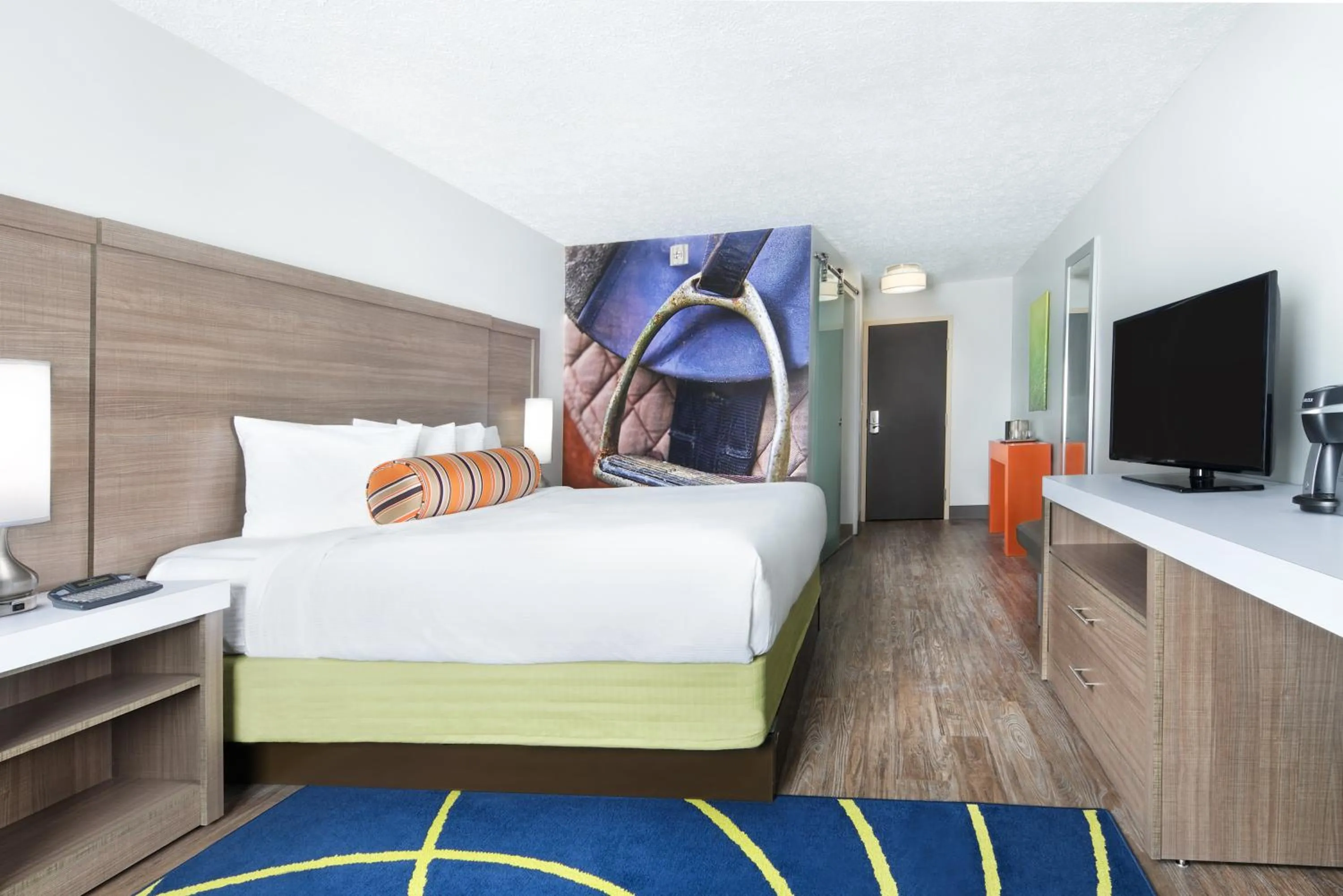 Photo of the whole room, Bed in Hotel Indigo Cleveland Beachwood by IHG