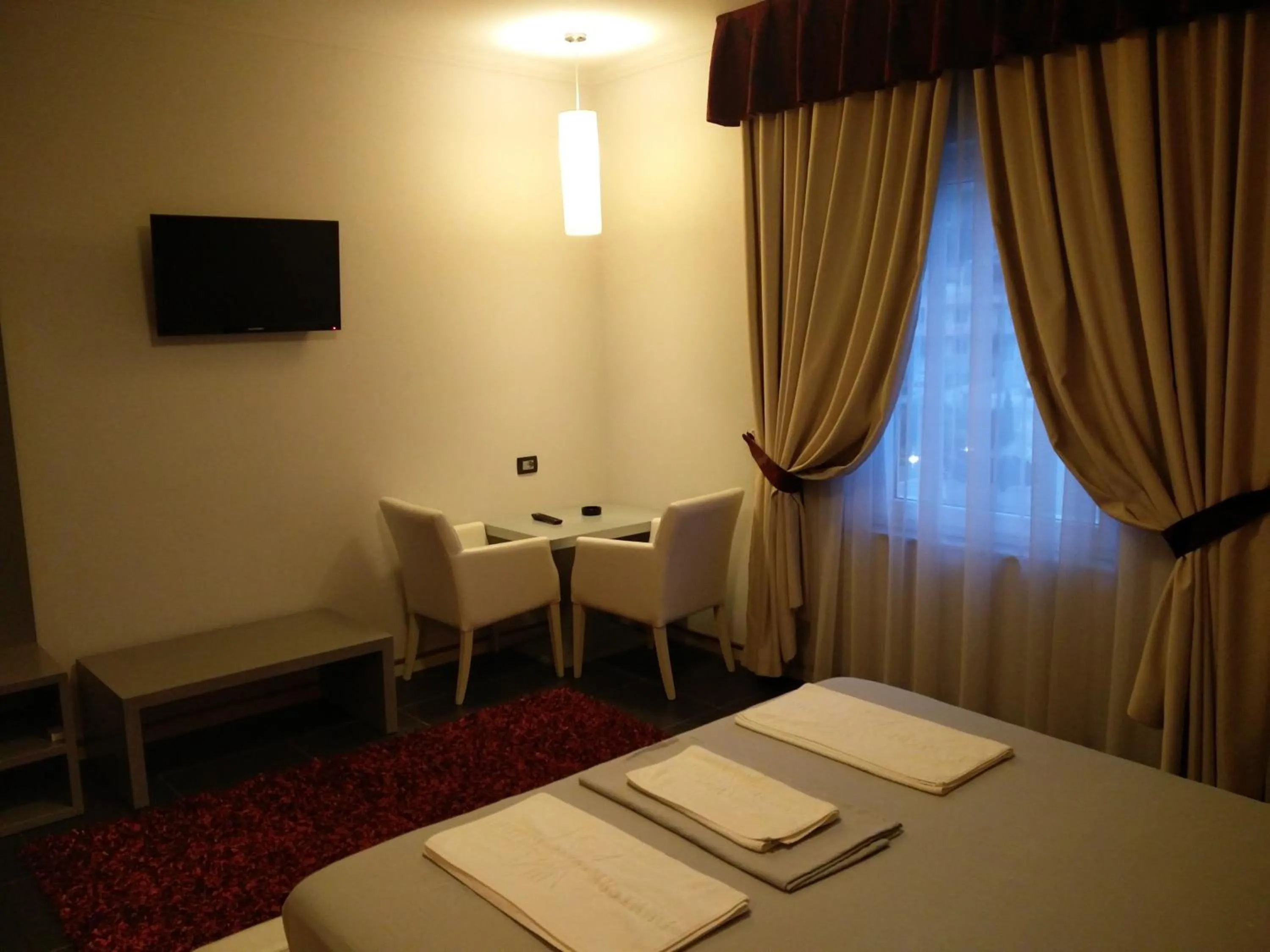 TV and multimedia, Bed in Hotel Mustang