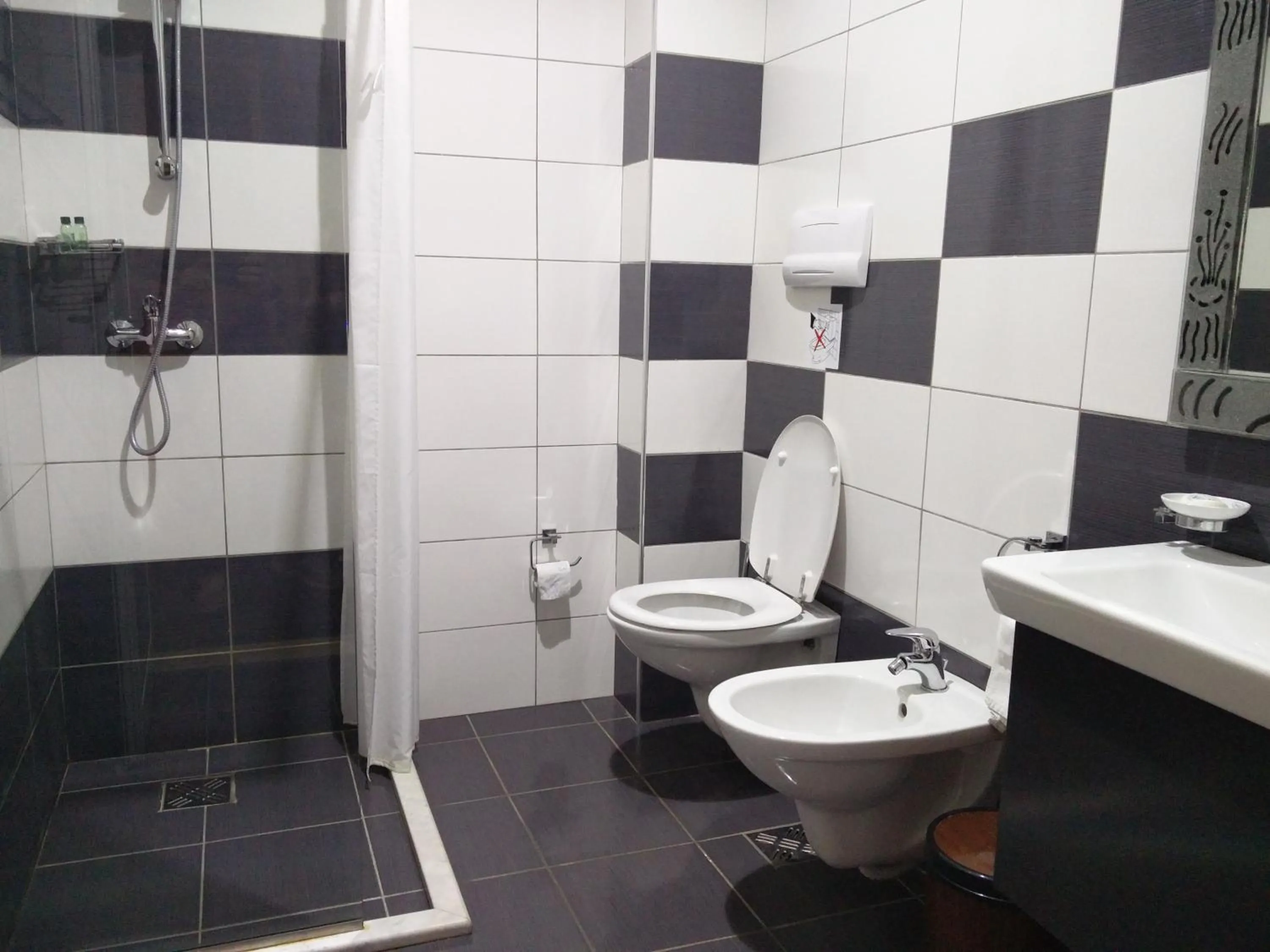 Shower in Hotel Mustang