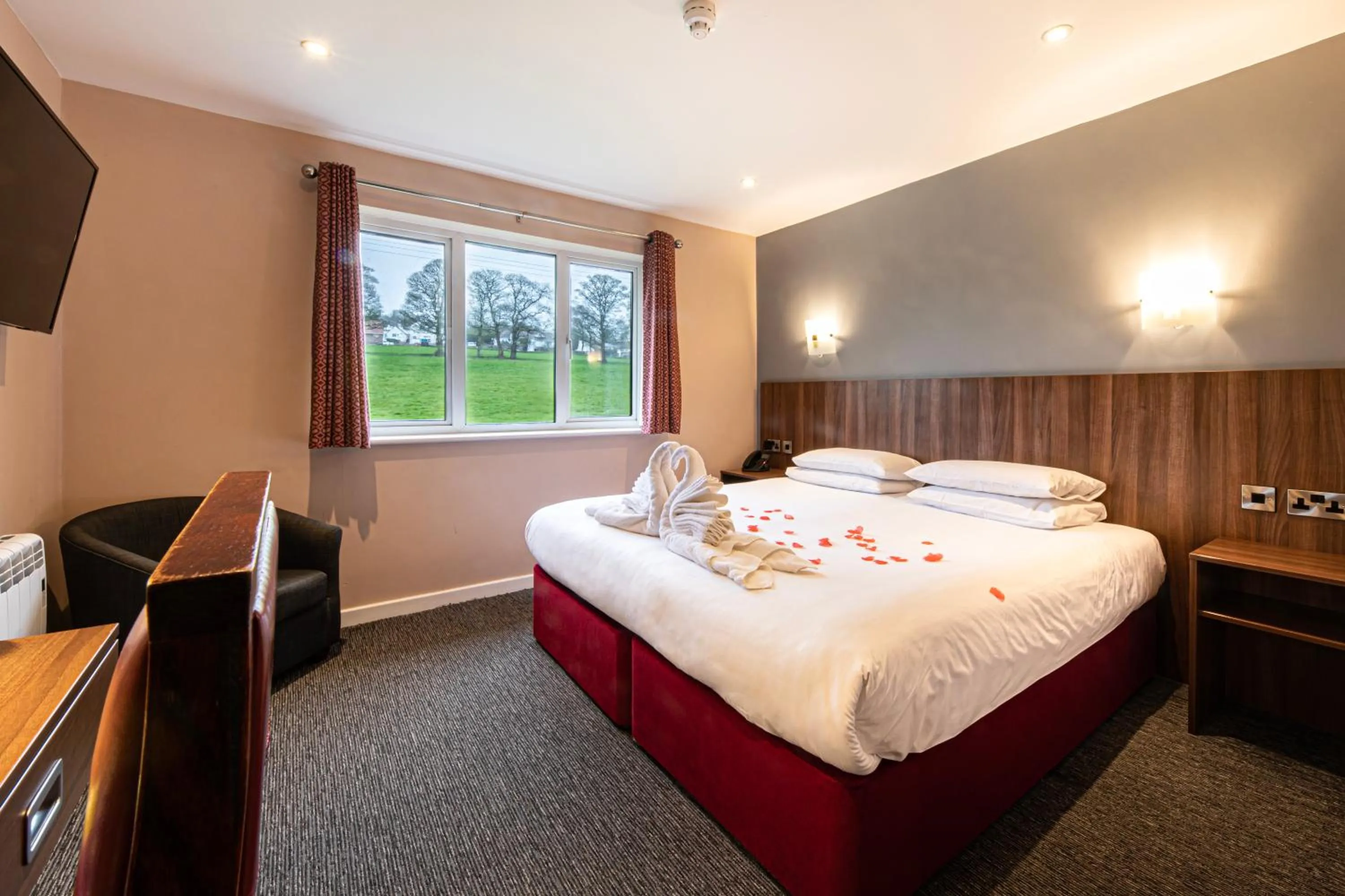 Bedroom, Bed in Springfield Hotel & Health Club