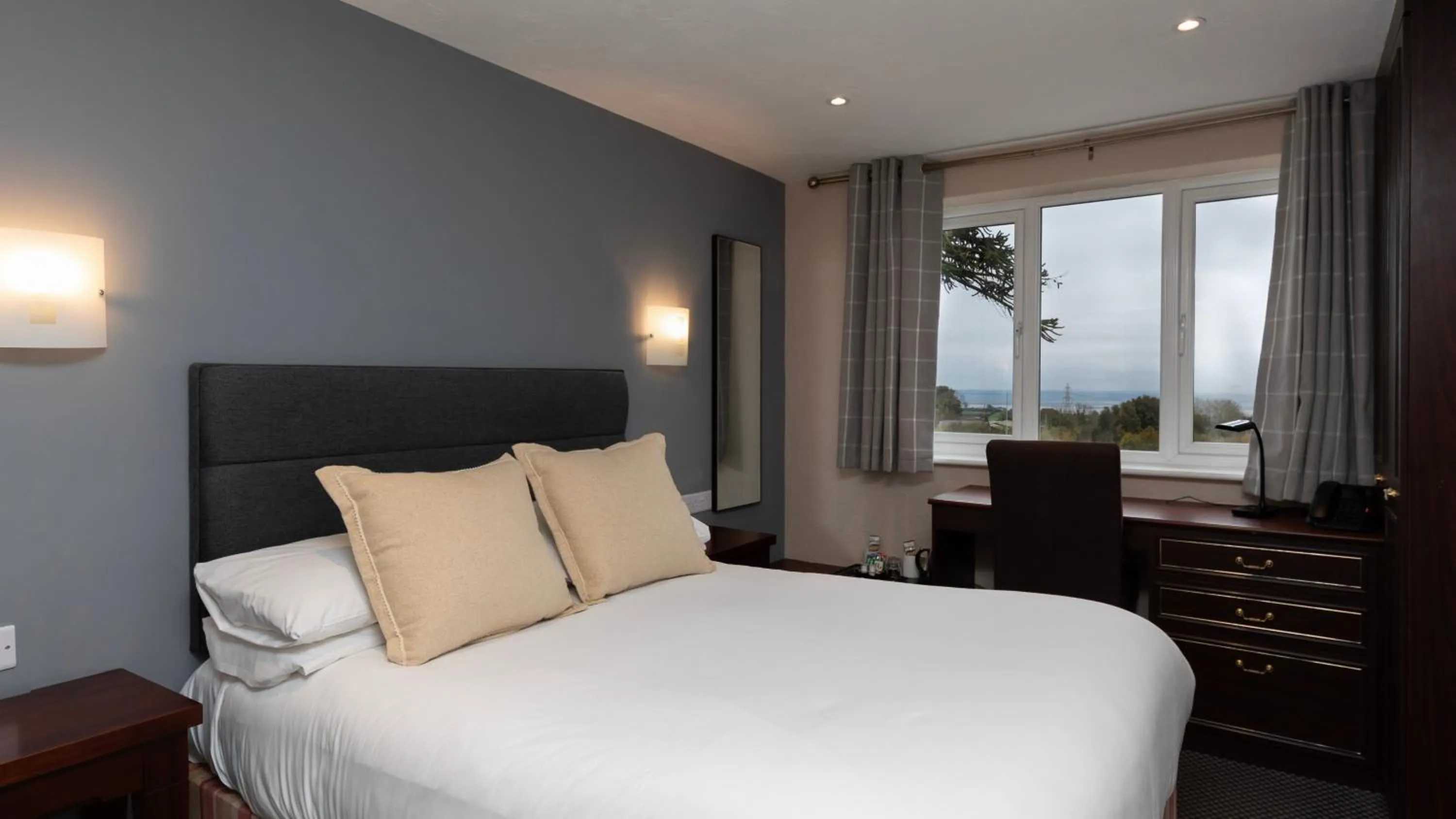 Bedroom, Bed in Springfield Hotel & Health Club