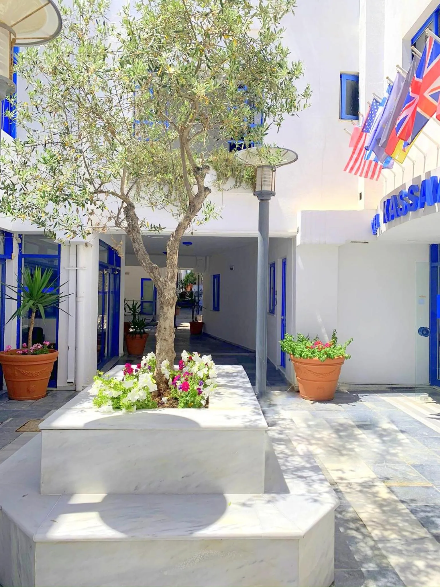 Facade/entrance in Kassavetis Center - Hotel Studios & Apartments