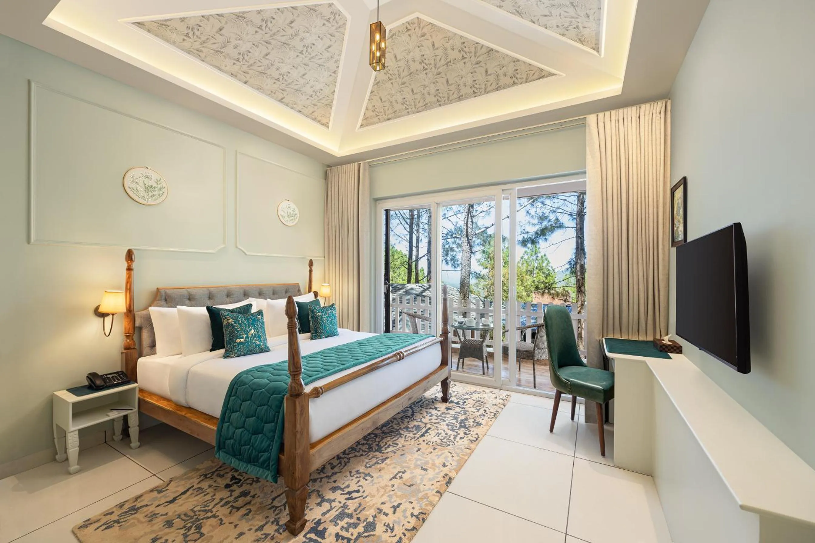 Bed in WelcomHeritage Santa Roza Kasauli