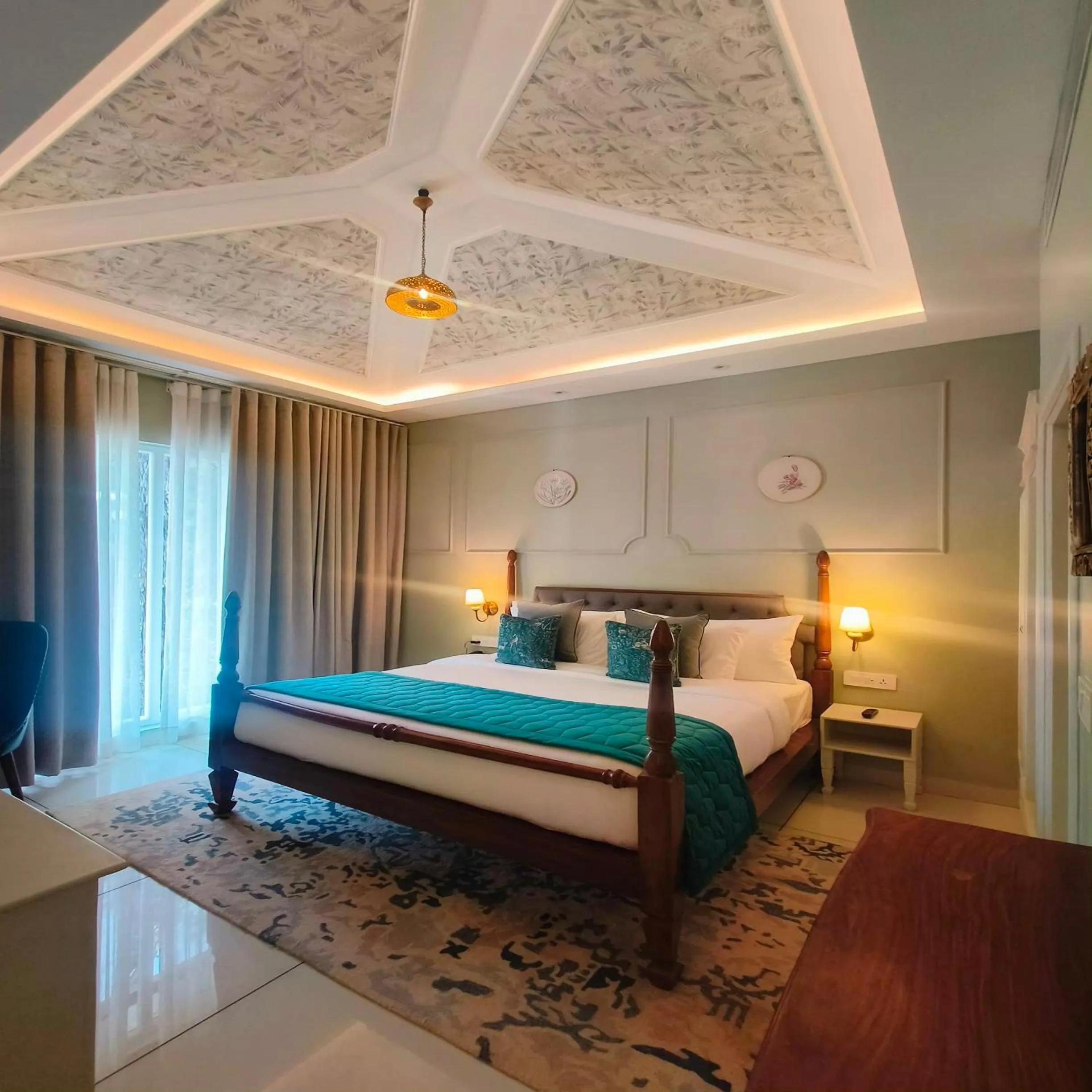 Bed in WelcomHeritage Santa Roza Kasauli