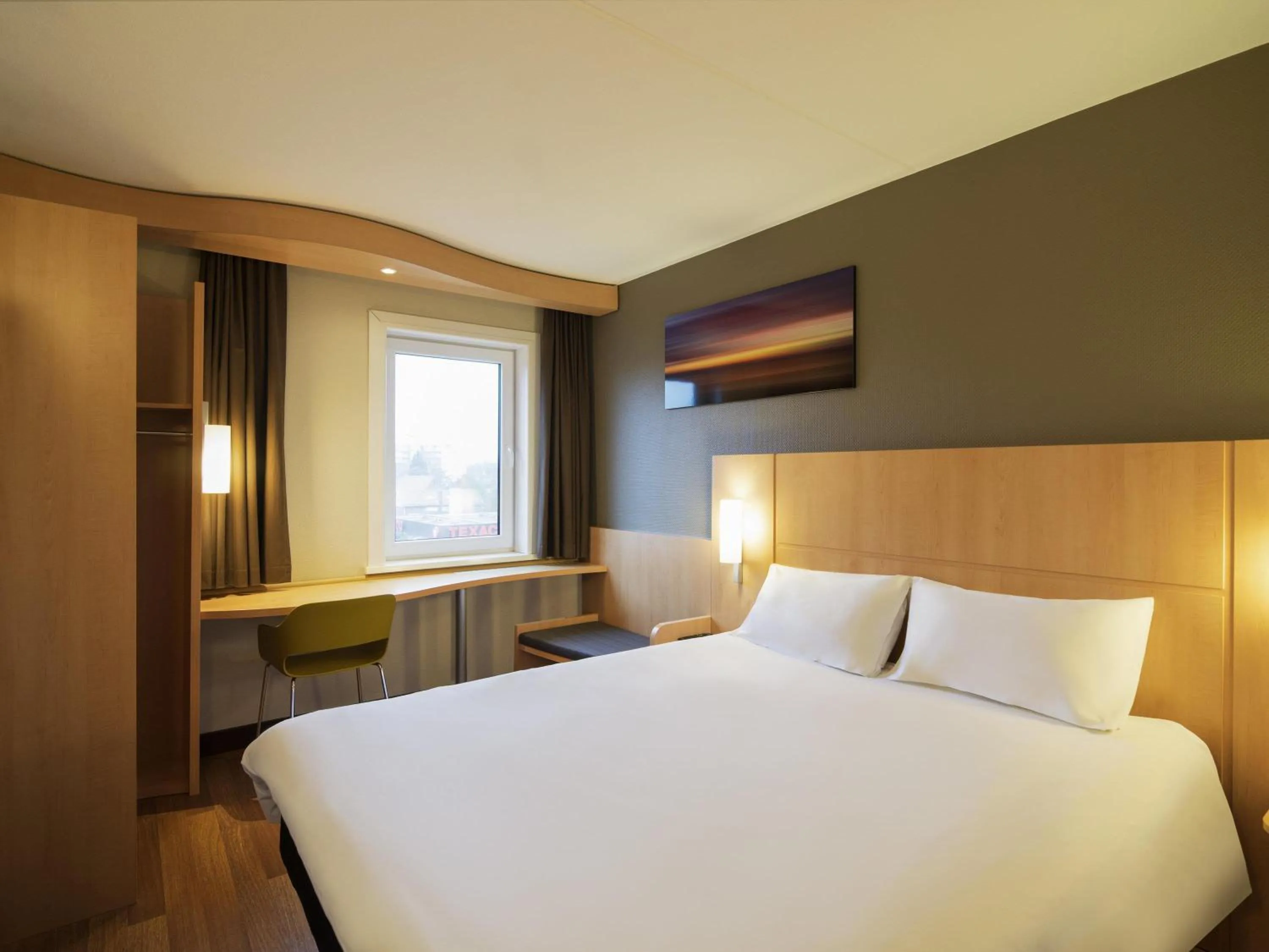 Bedroom, Bed in ibis Rotterdam Vlaardingen