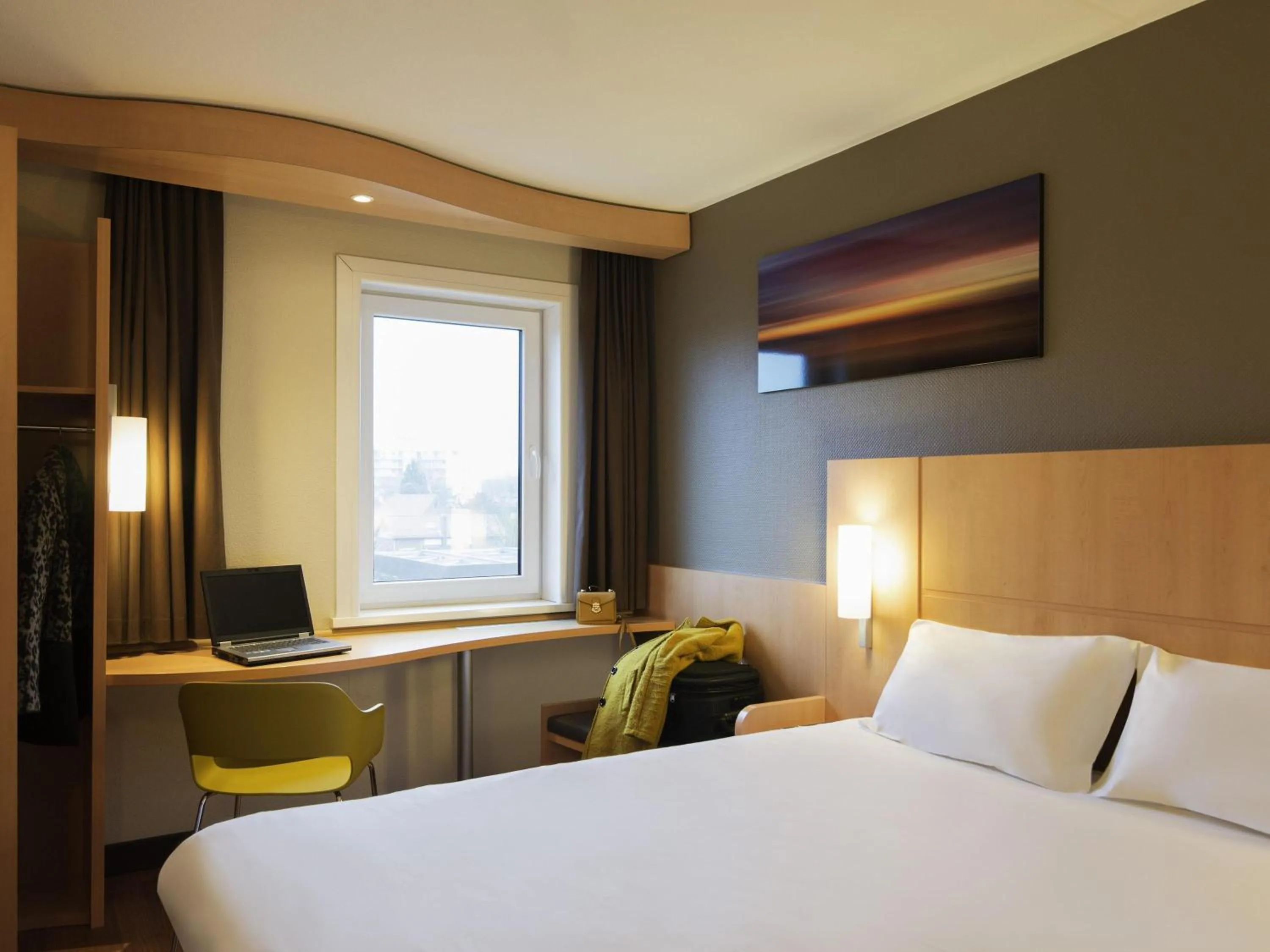 Bedroom, Bed in ibis Rotterdam Vlaardingen