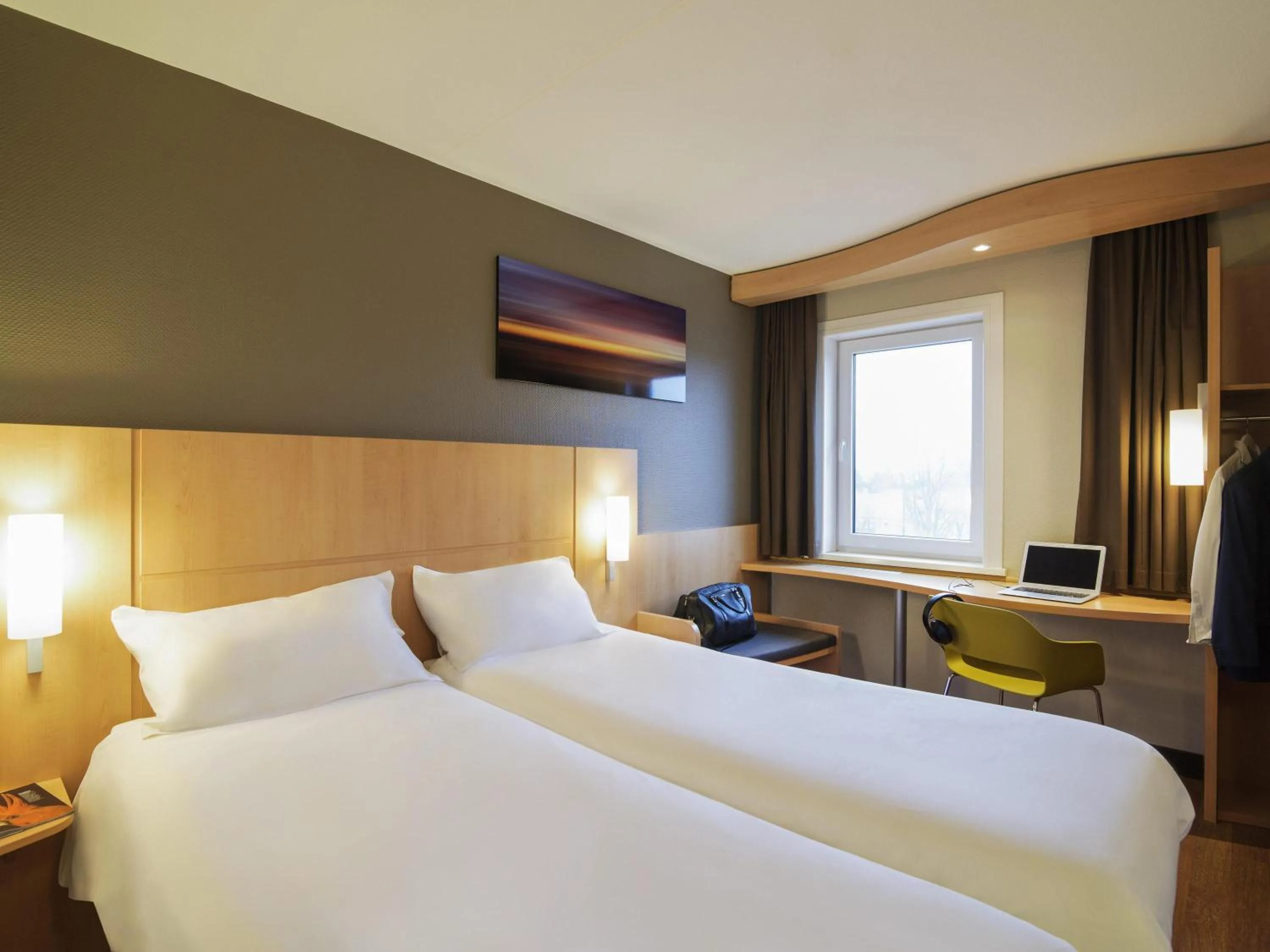Bedroom, Bed in ibis Rotterdam Vlaardingen