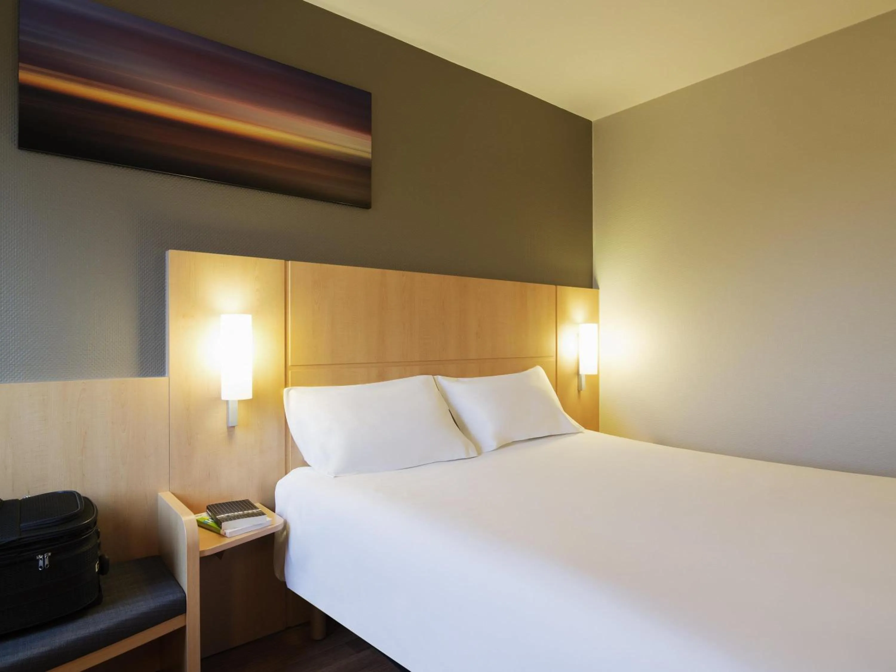 Bedroom, Bed in ibis Rotterdam Vlaardingen