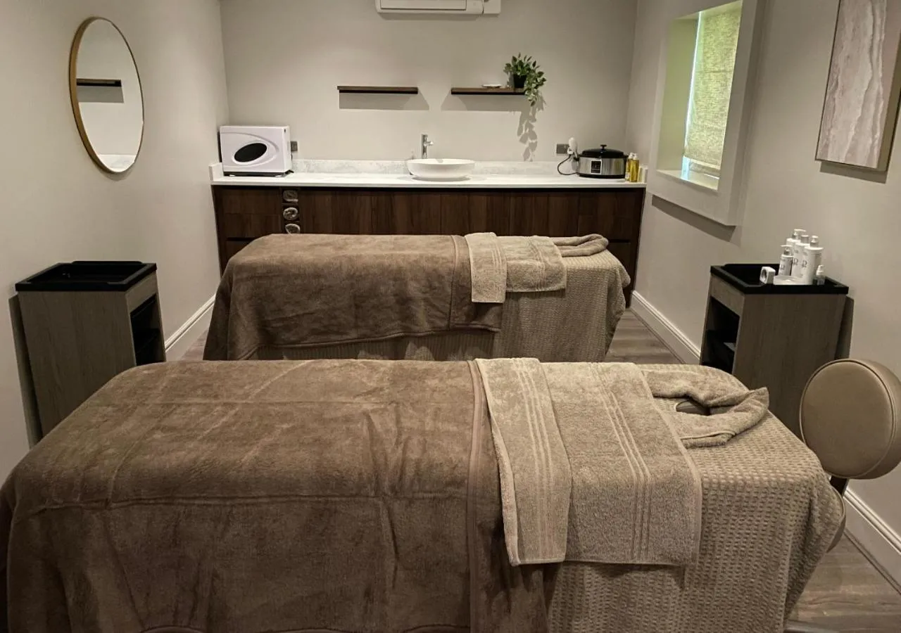 Spa and wellness centre/facilities, Bed in Hogs Back Hotel & Spa Nr Farnham