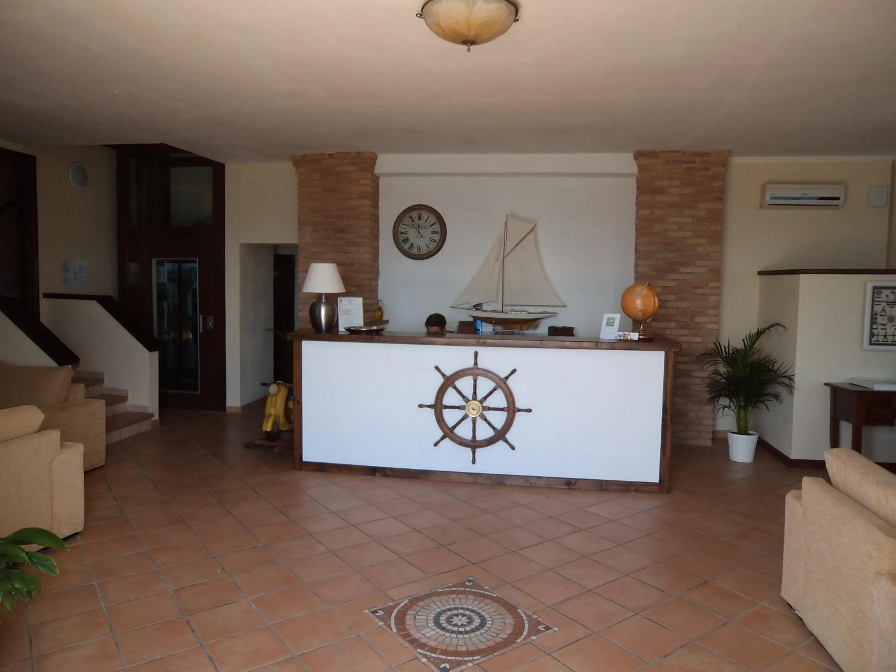 Lobby or reception in Albergo Tirreno