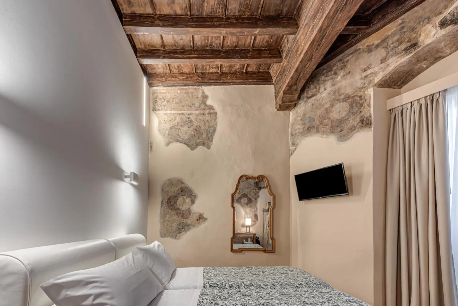 Bed in Guicciardini 24