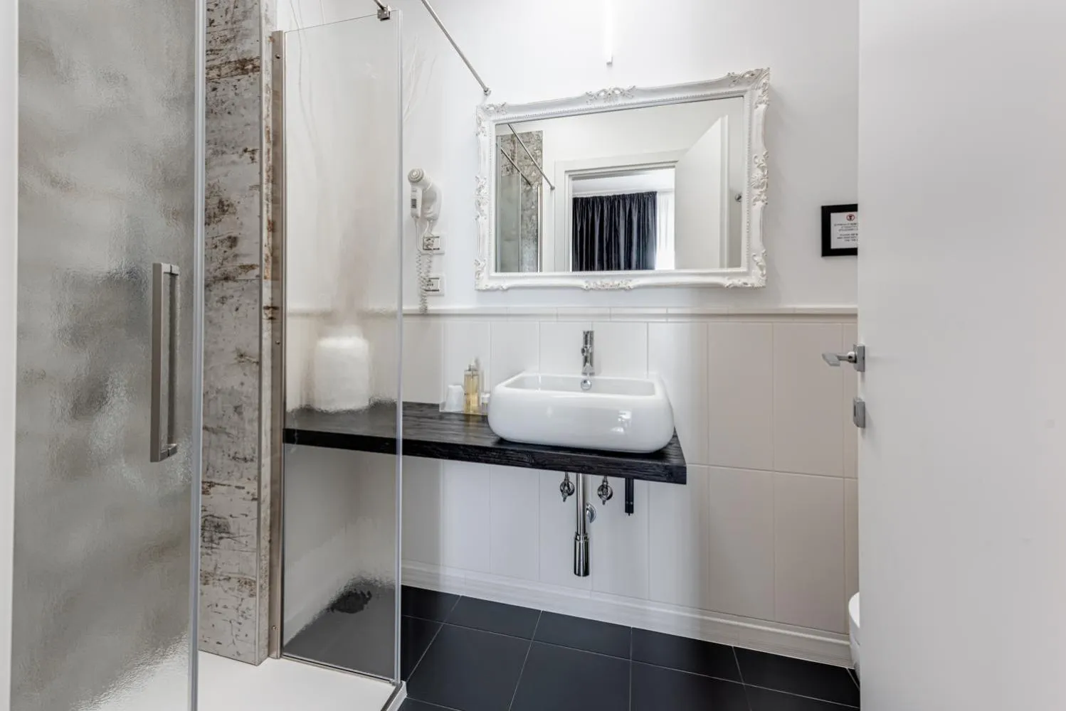 Shower in Guicciardini 24