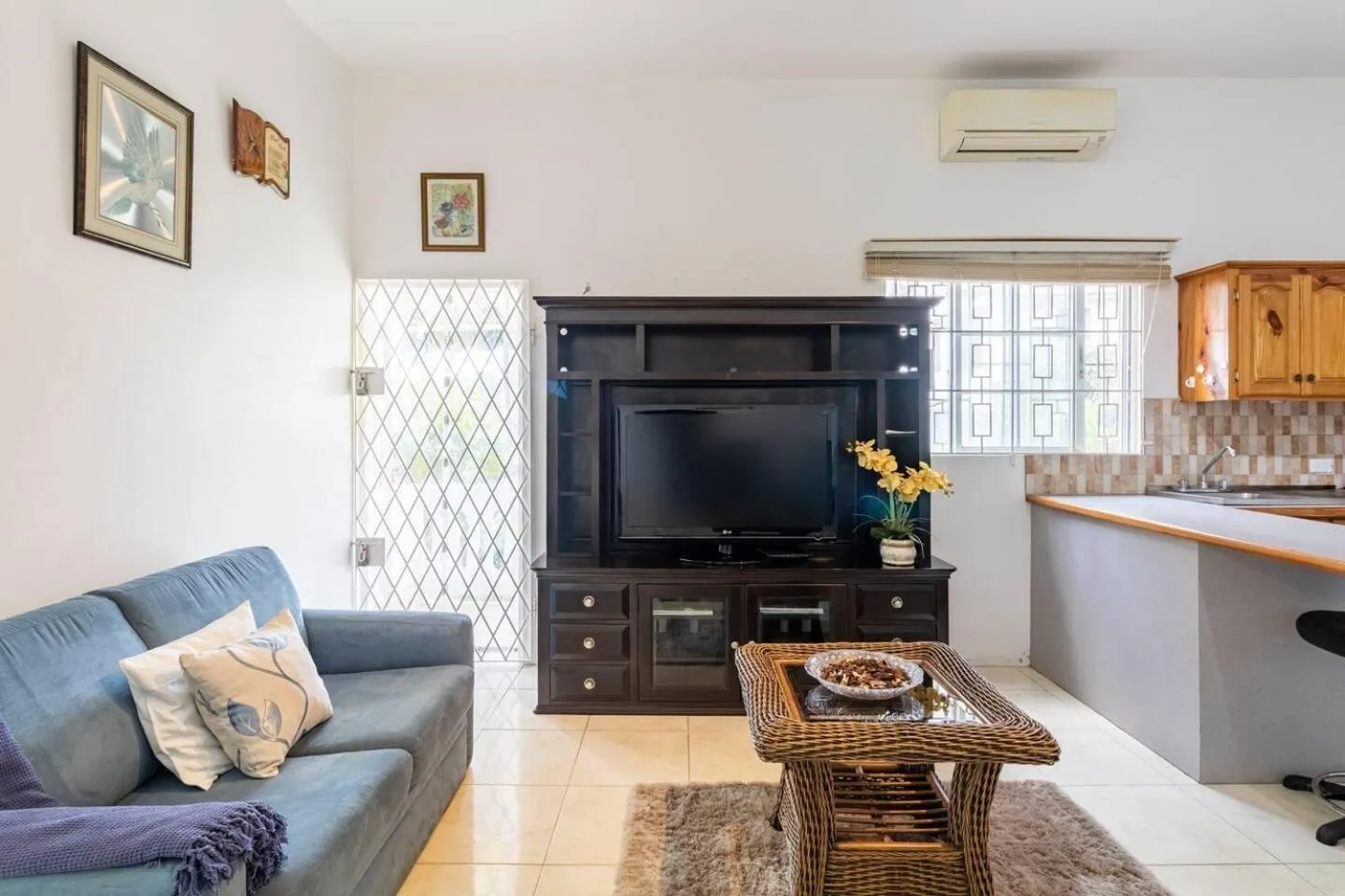 TV and multimedia in Lovely 1-Bed in Montego Bay-Rose View Apartment