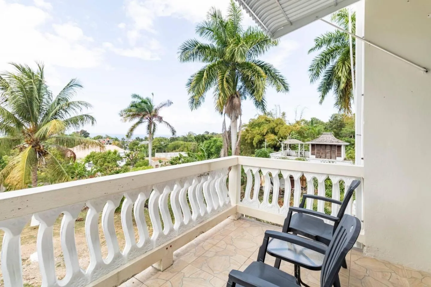 Day in Lovely 1-Bed in Montego Bay-Rose View Apartment