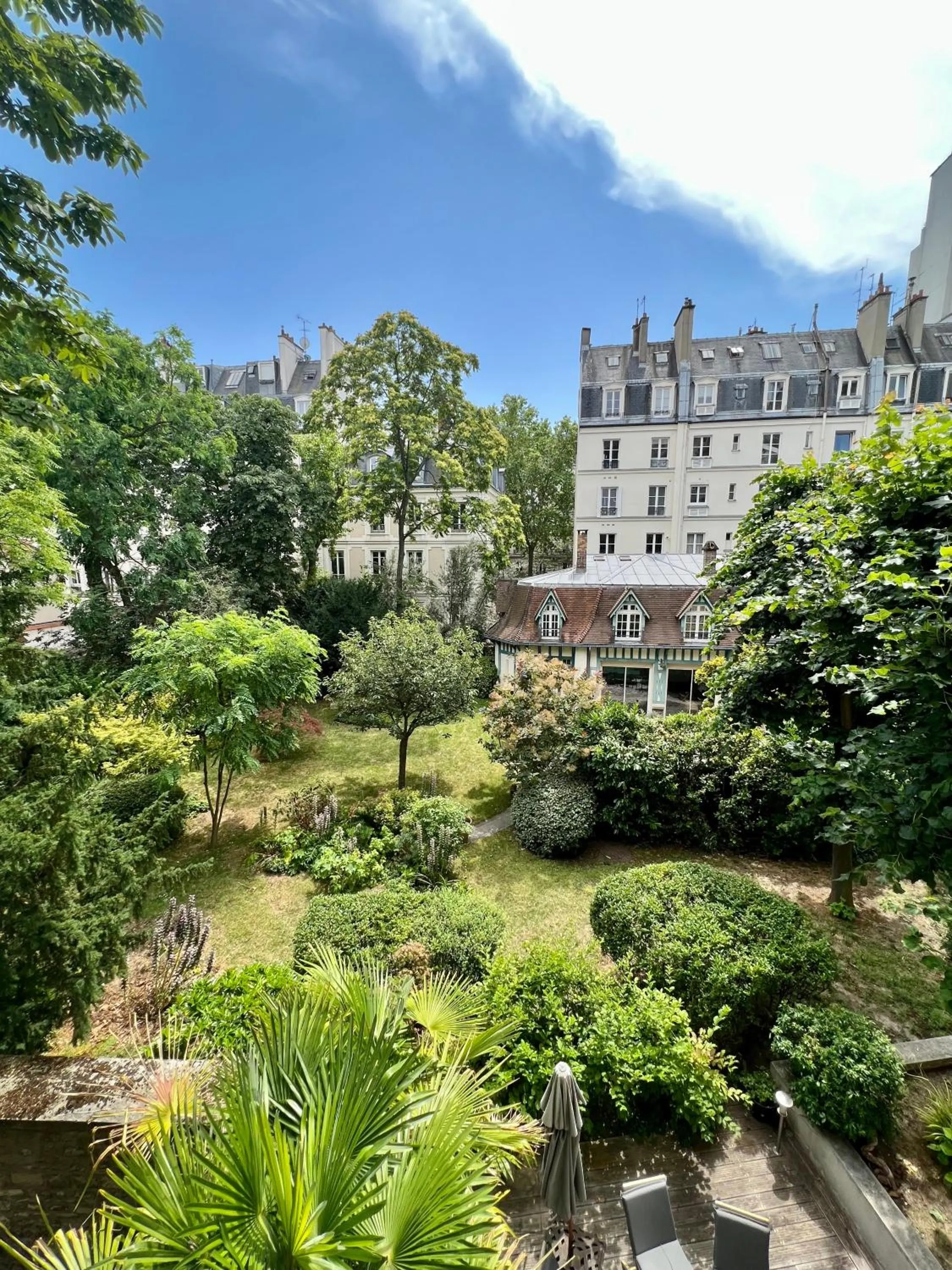 Spacious & modern flat close to Parc Monceau