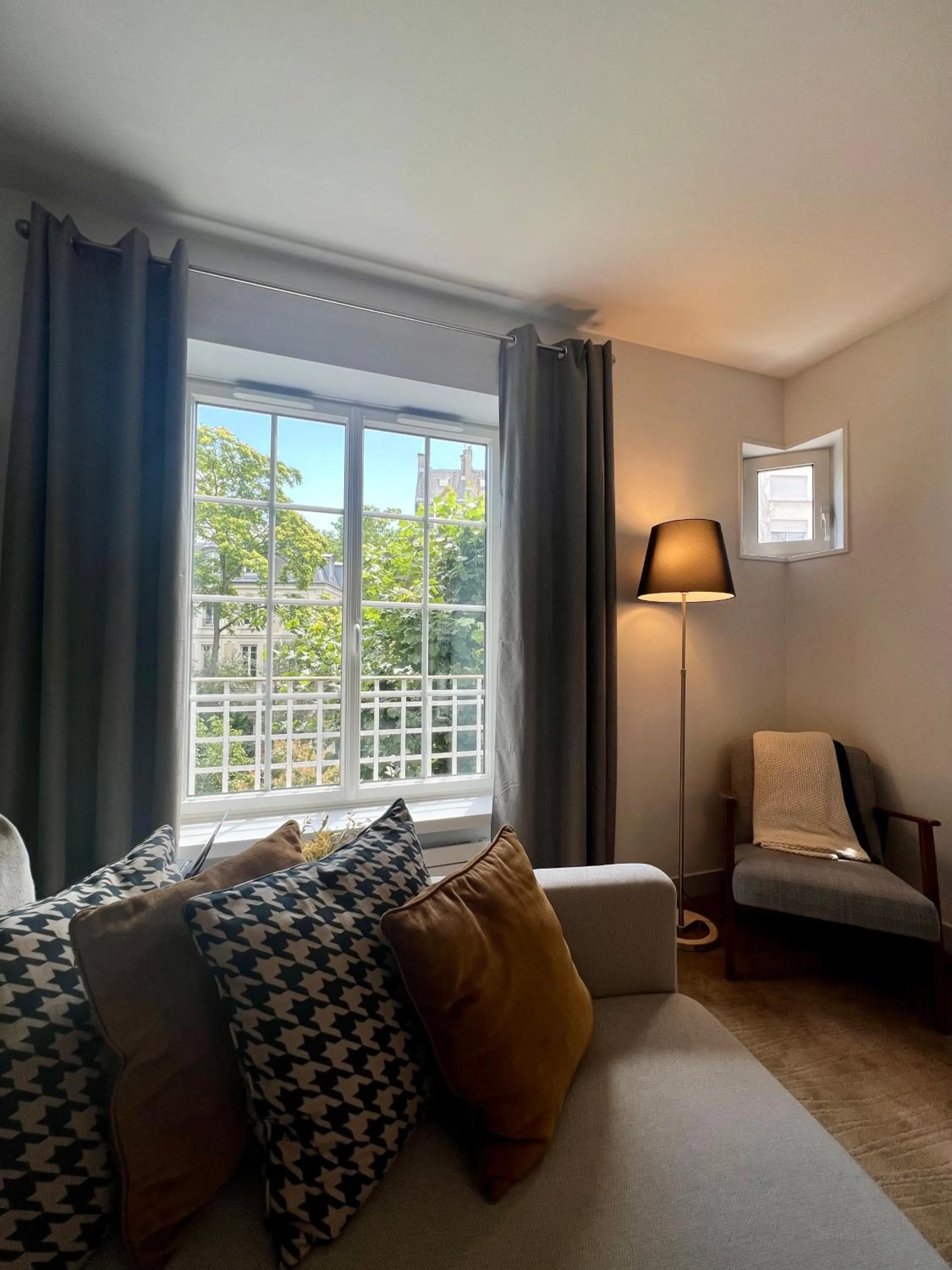 Spacious & modern flat close to Parc Monceau
