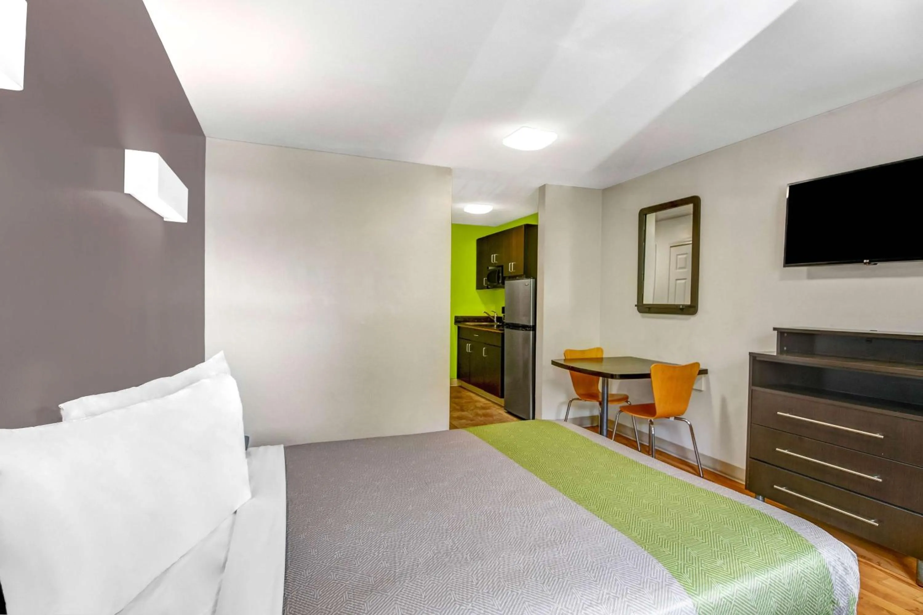 Photo of the whole room, Bed in Studio 6-Atlanta, GA - Chamblee