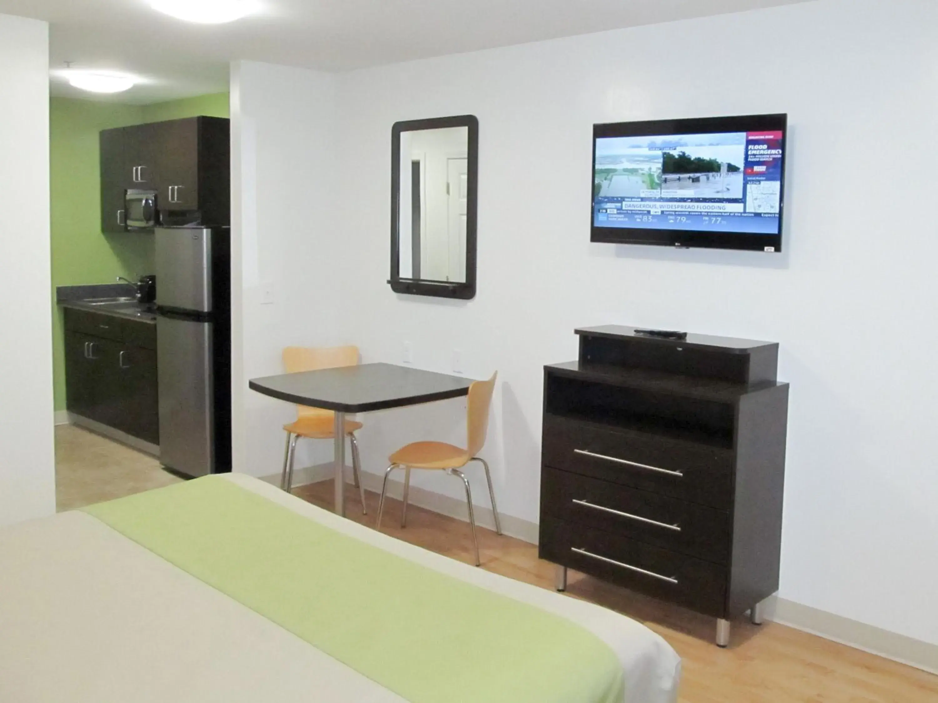 Queen Room - Disability Access - Smoking in Studio 6-Atlanta, GA - Chamblee Queen Room - Disability Access - Smoking in Studio 6-Atlanta, GA - Chamblee