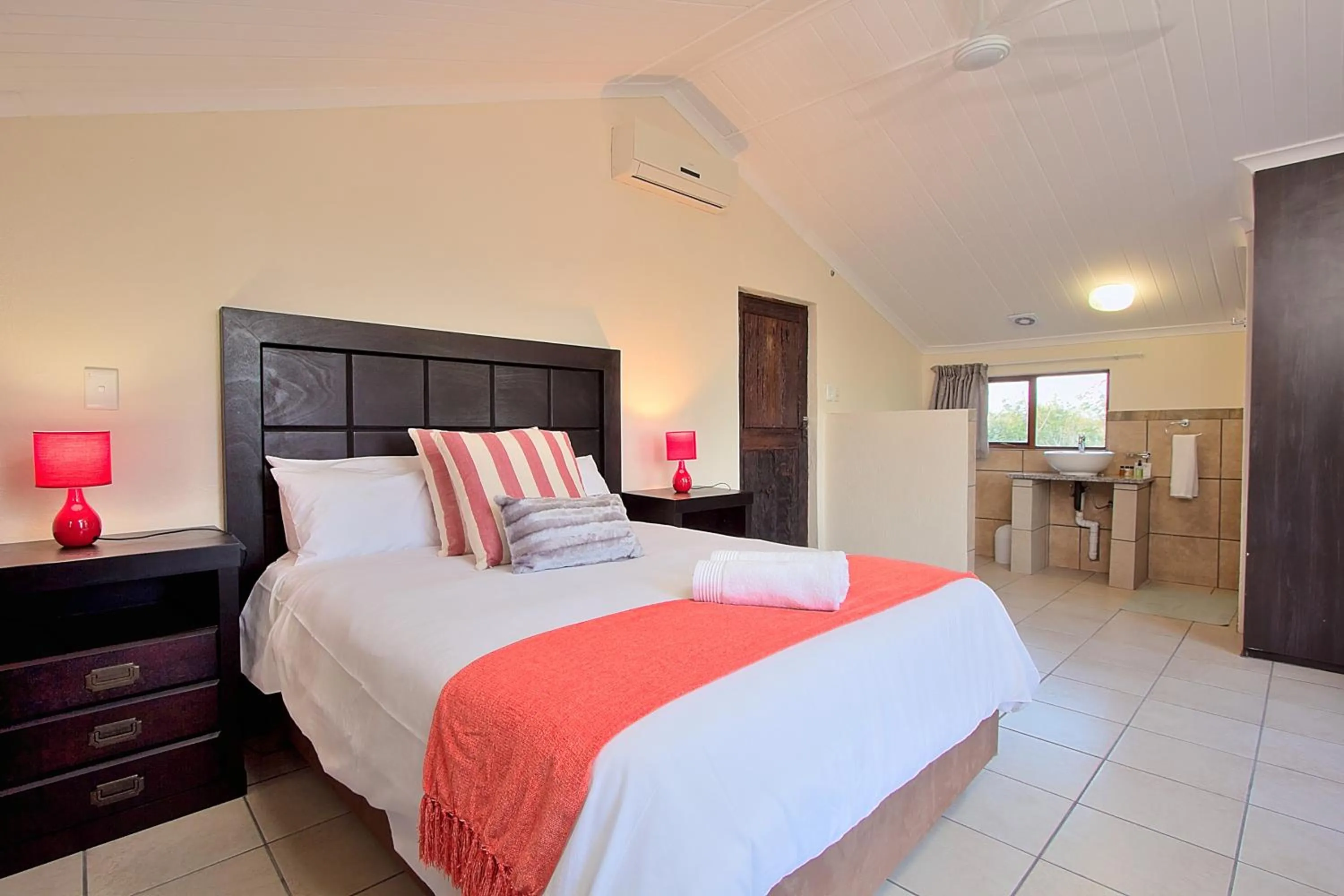 Bathroom, Bed in Royal Marlothi Kruger Safari Lodge and Spa