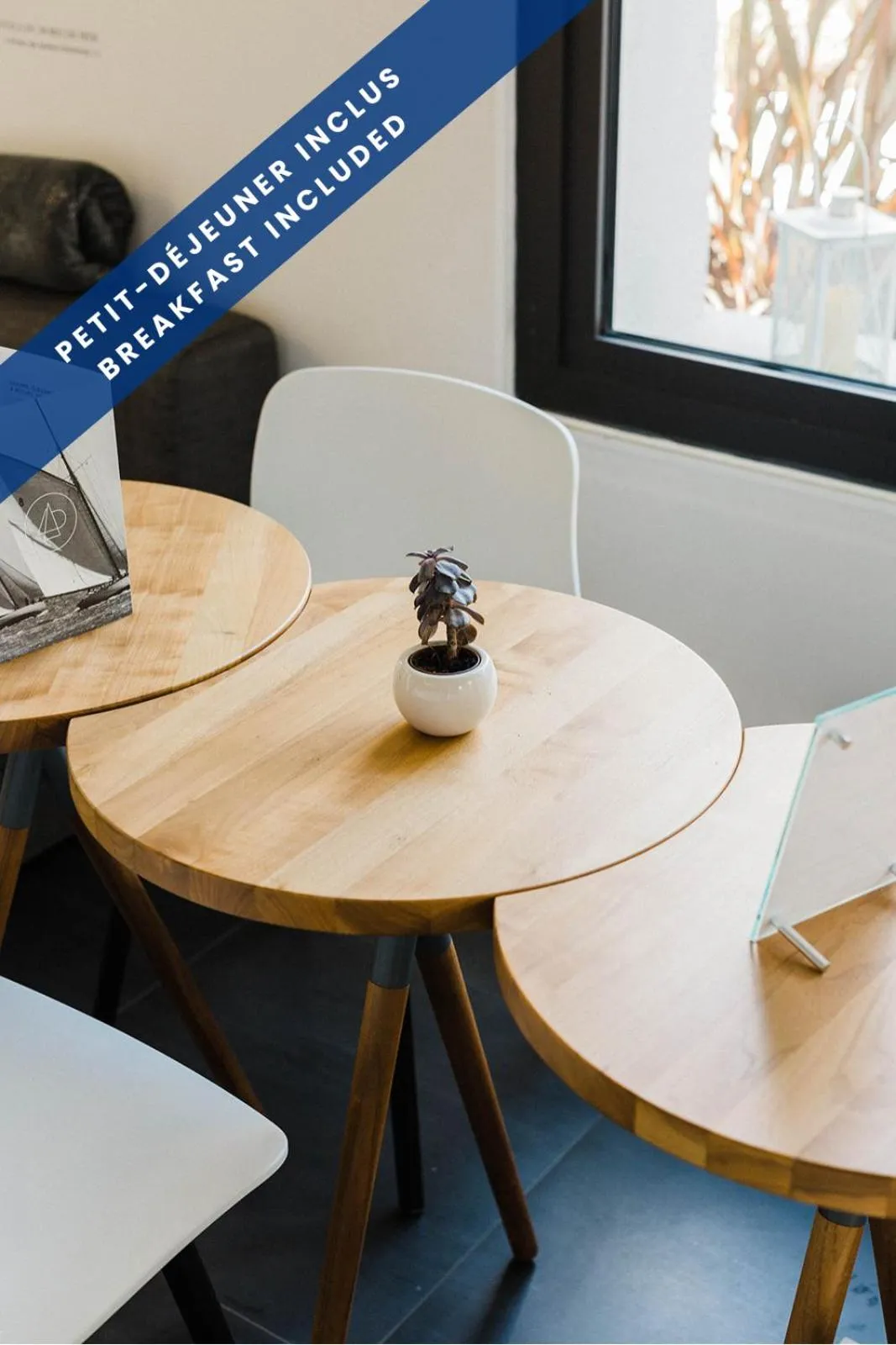 Communal lounge/ TV room in Hôtel Les Voiles