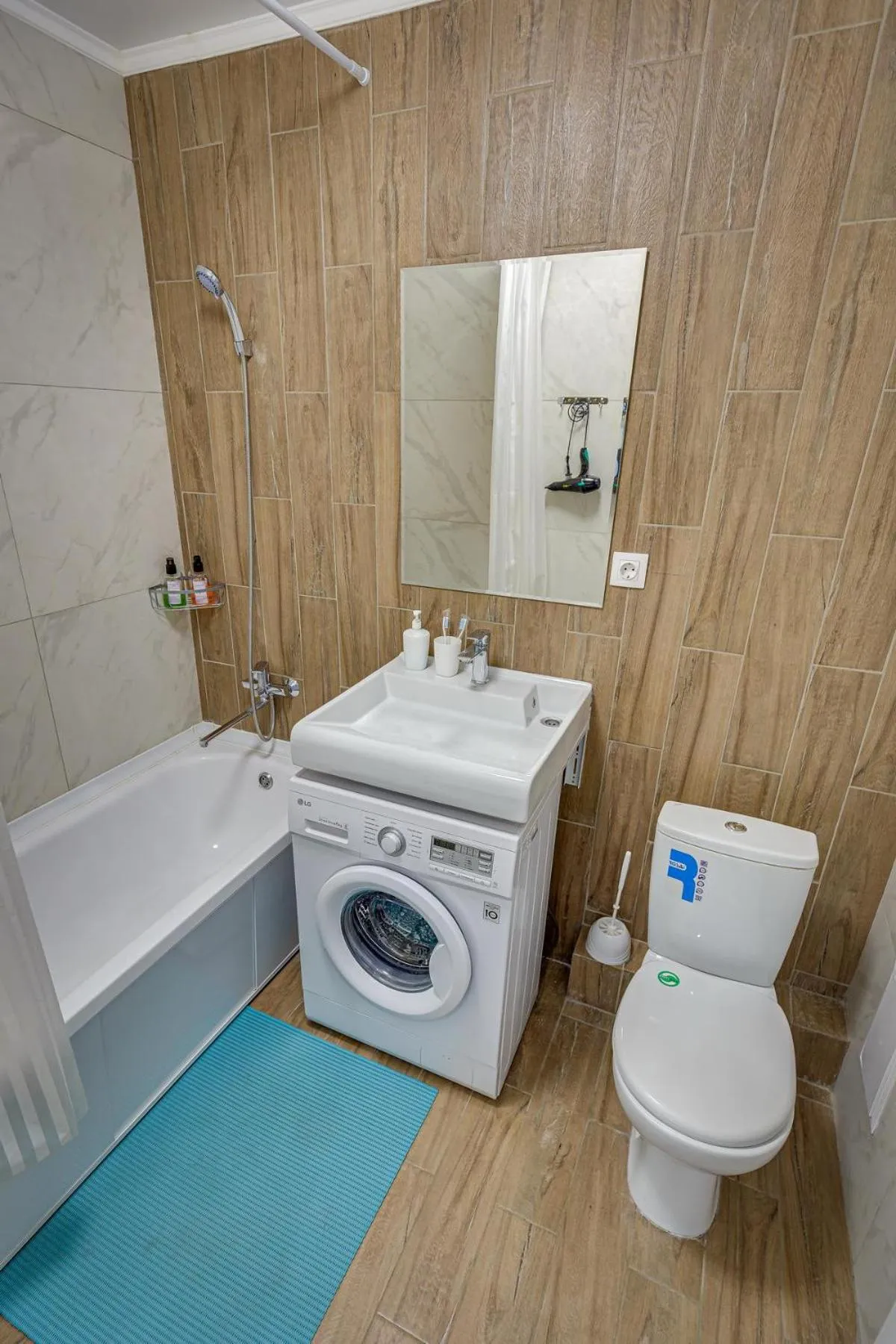 Shower in Asaapart Lamiya 3-74А