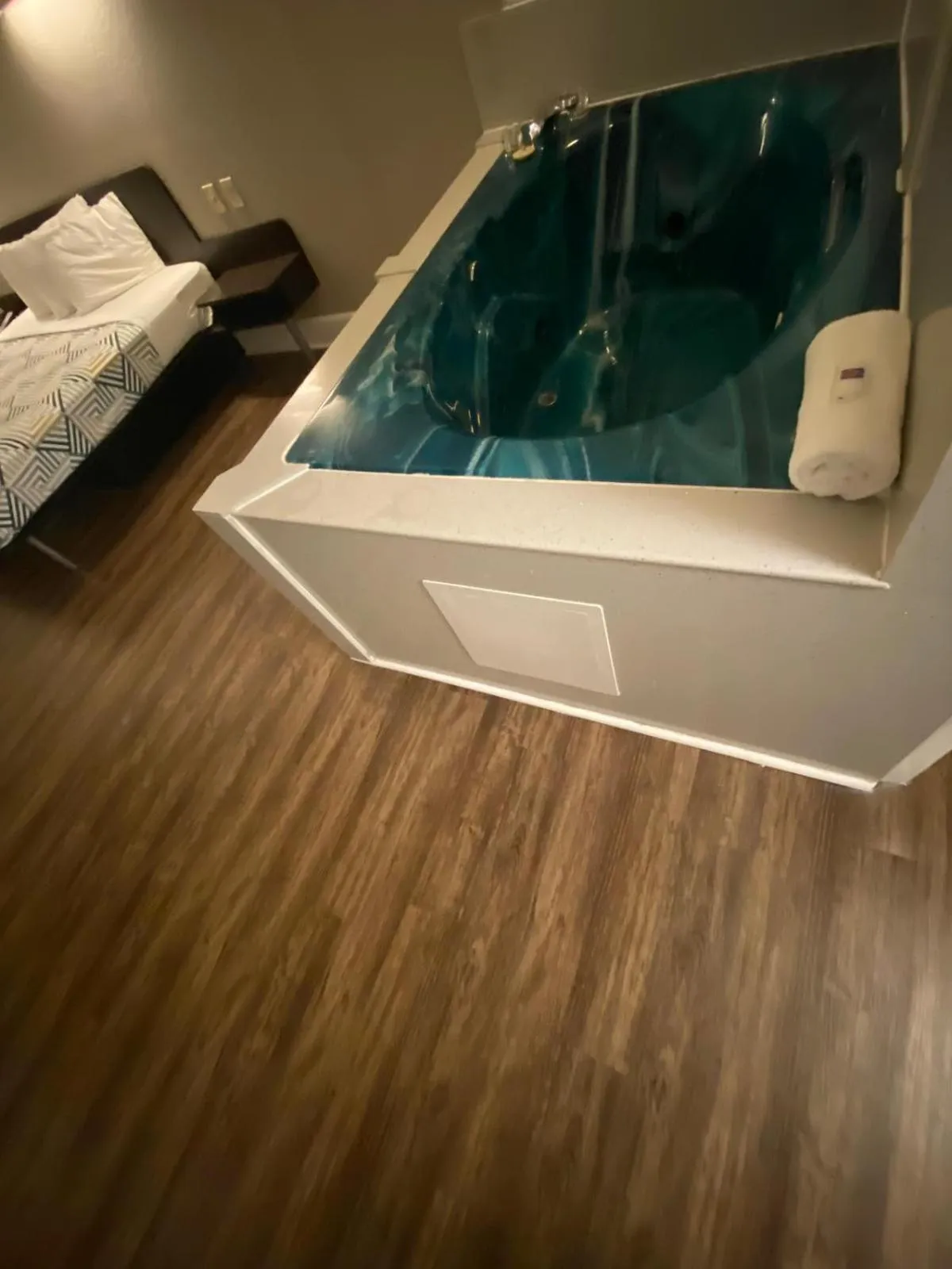 Hot Tub, Bed in Motel 6 Manchester TN