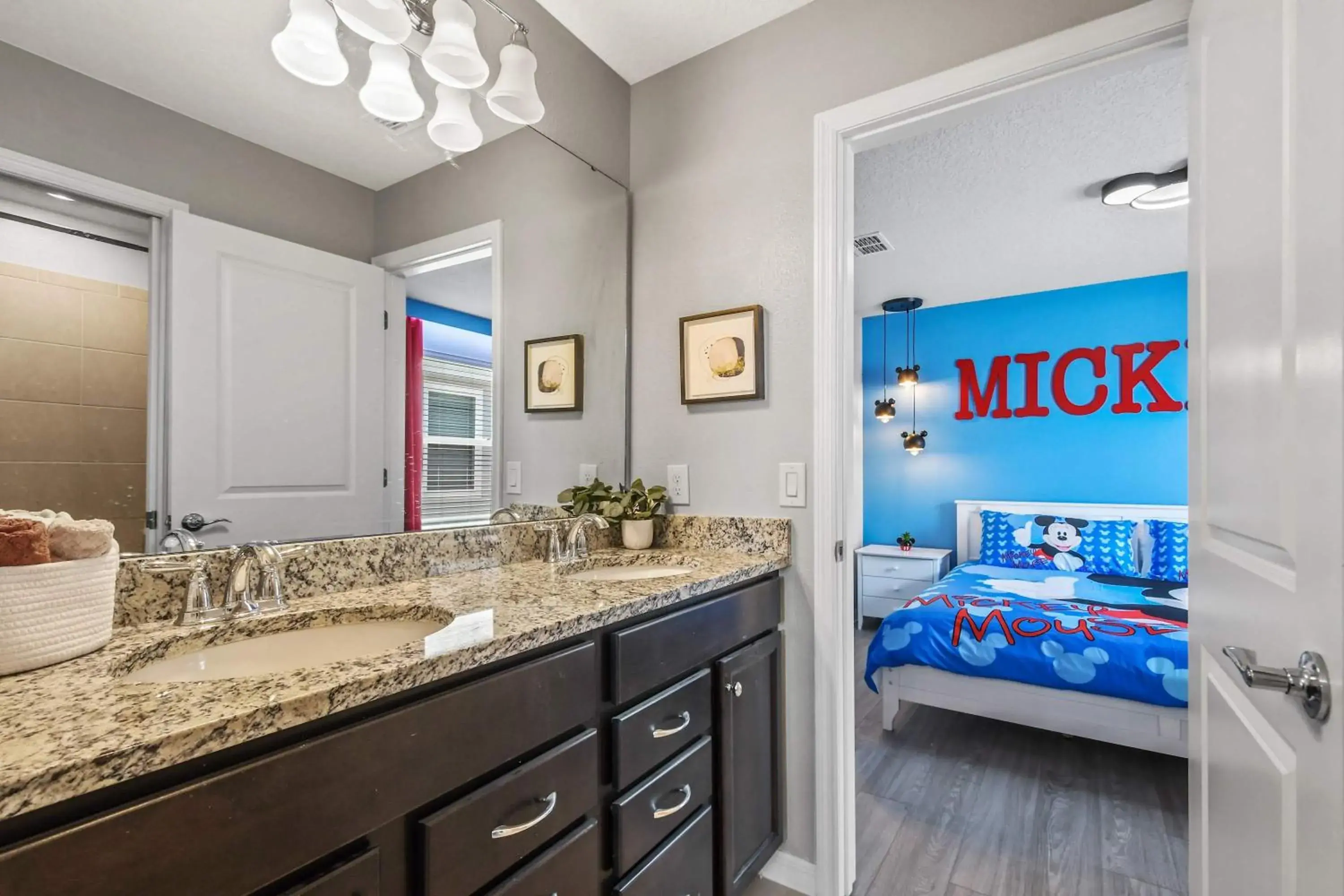 Luxury 28 Guest Home w Games, CInema and More! Luxury 28 Guest Home w Games, CInema and More!