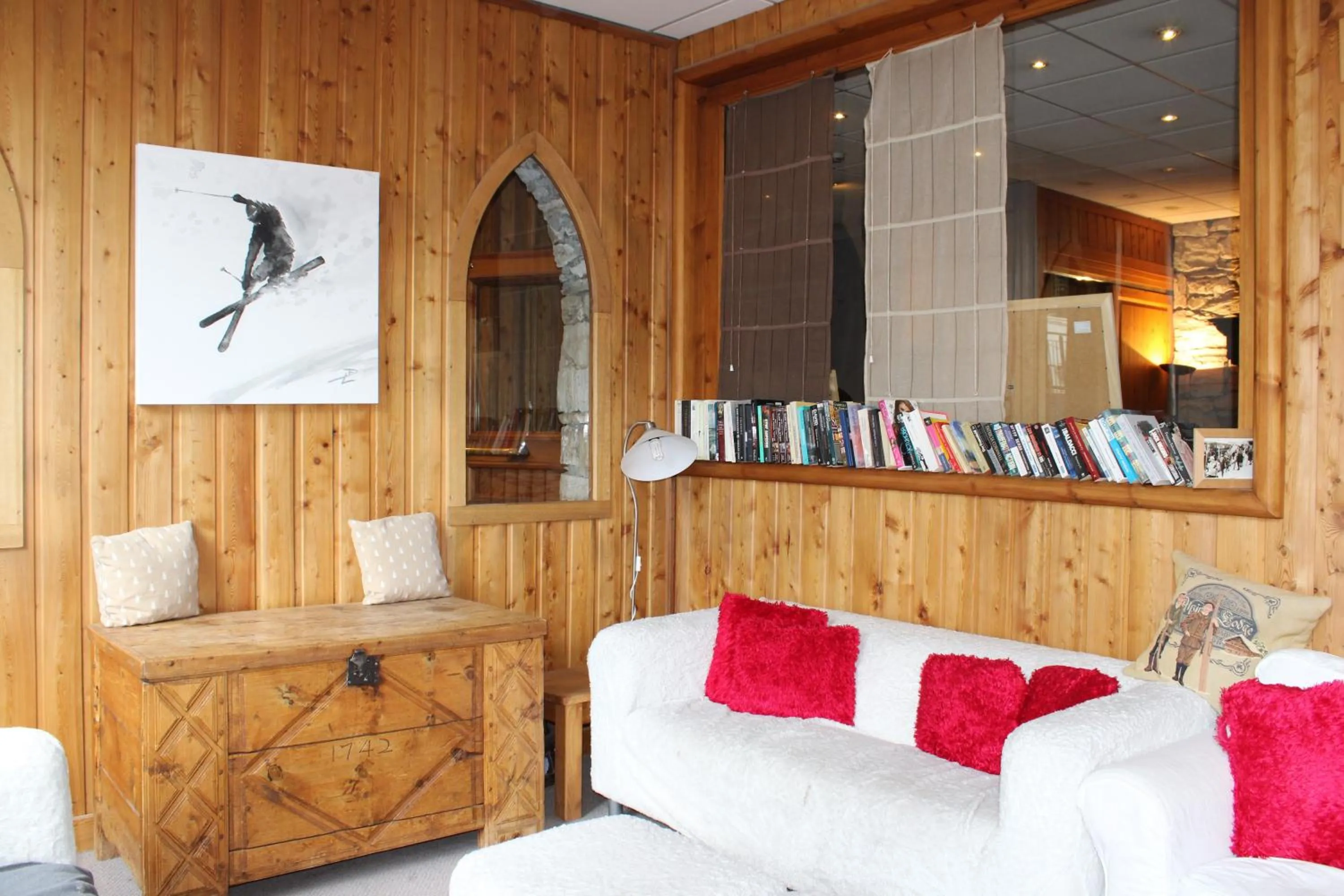 Library in Résidence Alpina Lodge by Valdiski