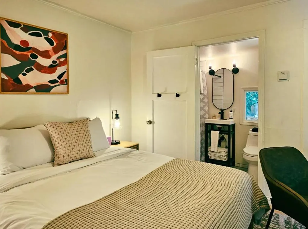 Bedroom, Bed in Anderson Valley Inn