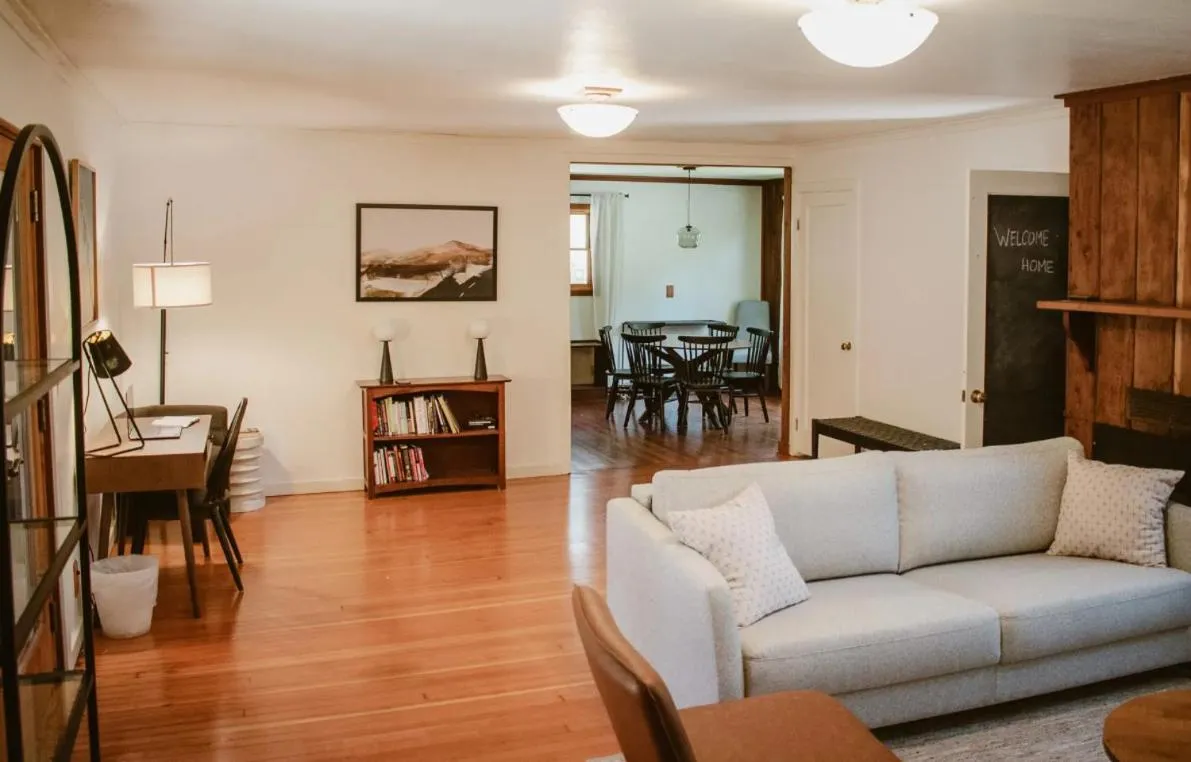 Living room in Anderson Valley Inn