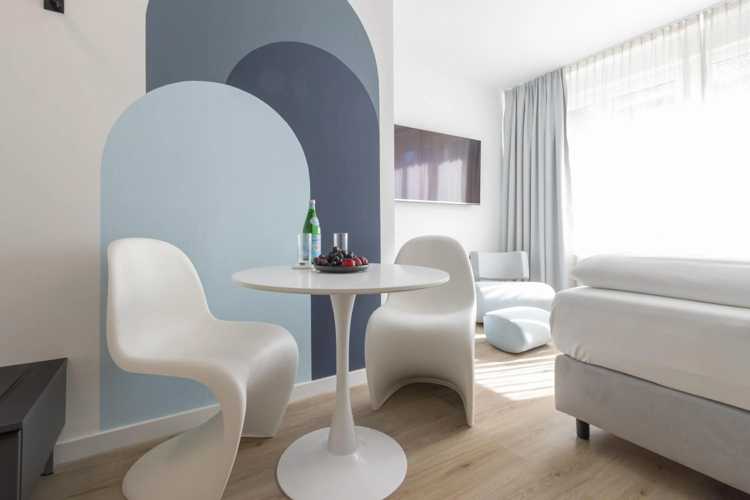 Seating area, Bed in zzzpace Smart-Hotel Bielefeld Zentrum