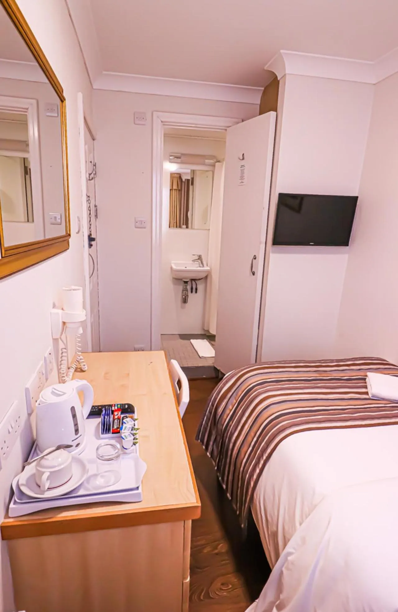 Bed in Fairway Hotel