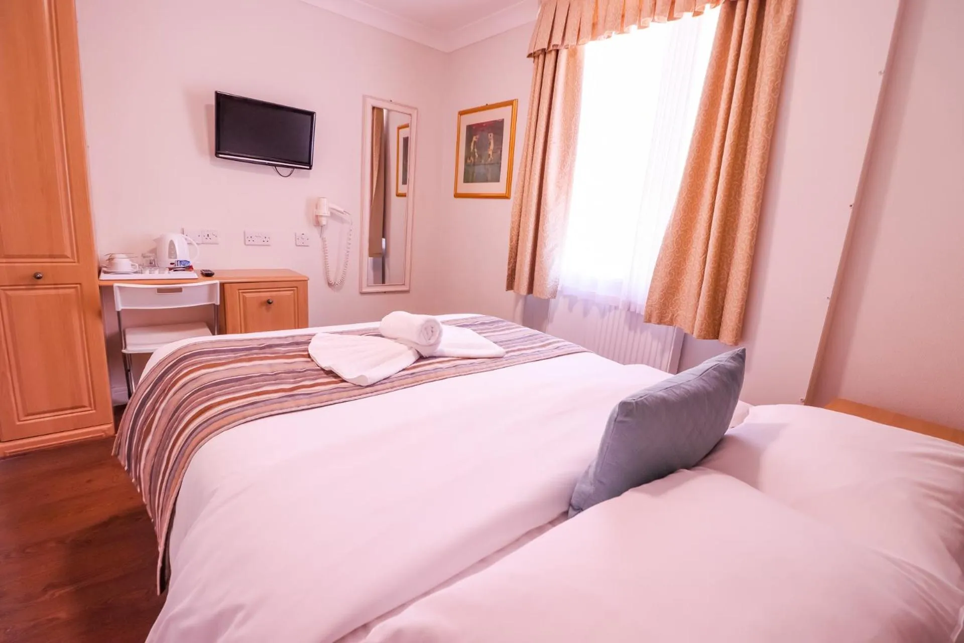 Bedroom, Bed in Fairway Hotel