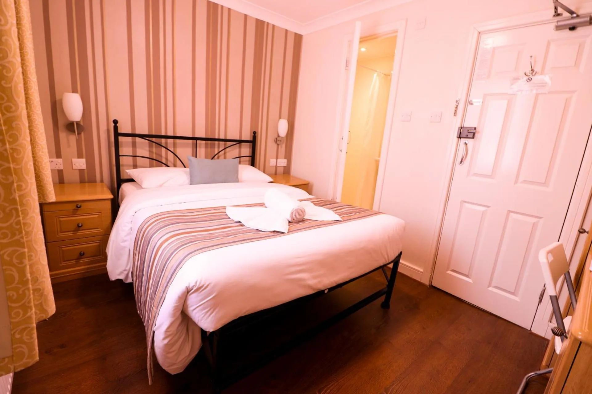 Bed in Fairway Hotel