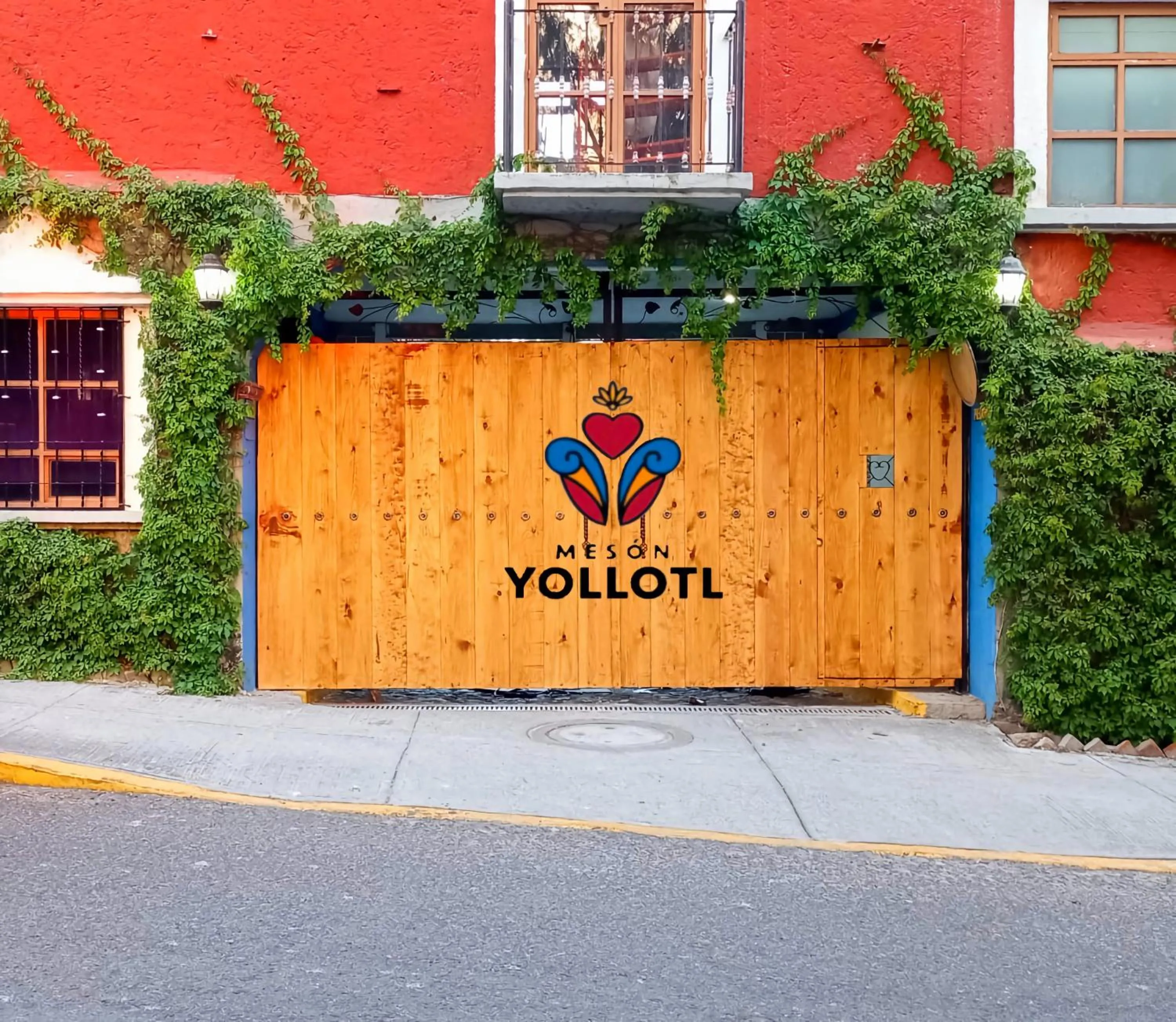 Facade/entrance in Mesón Yollotl