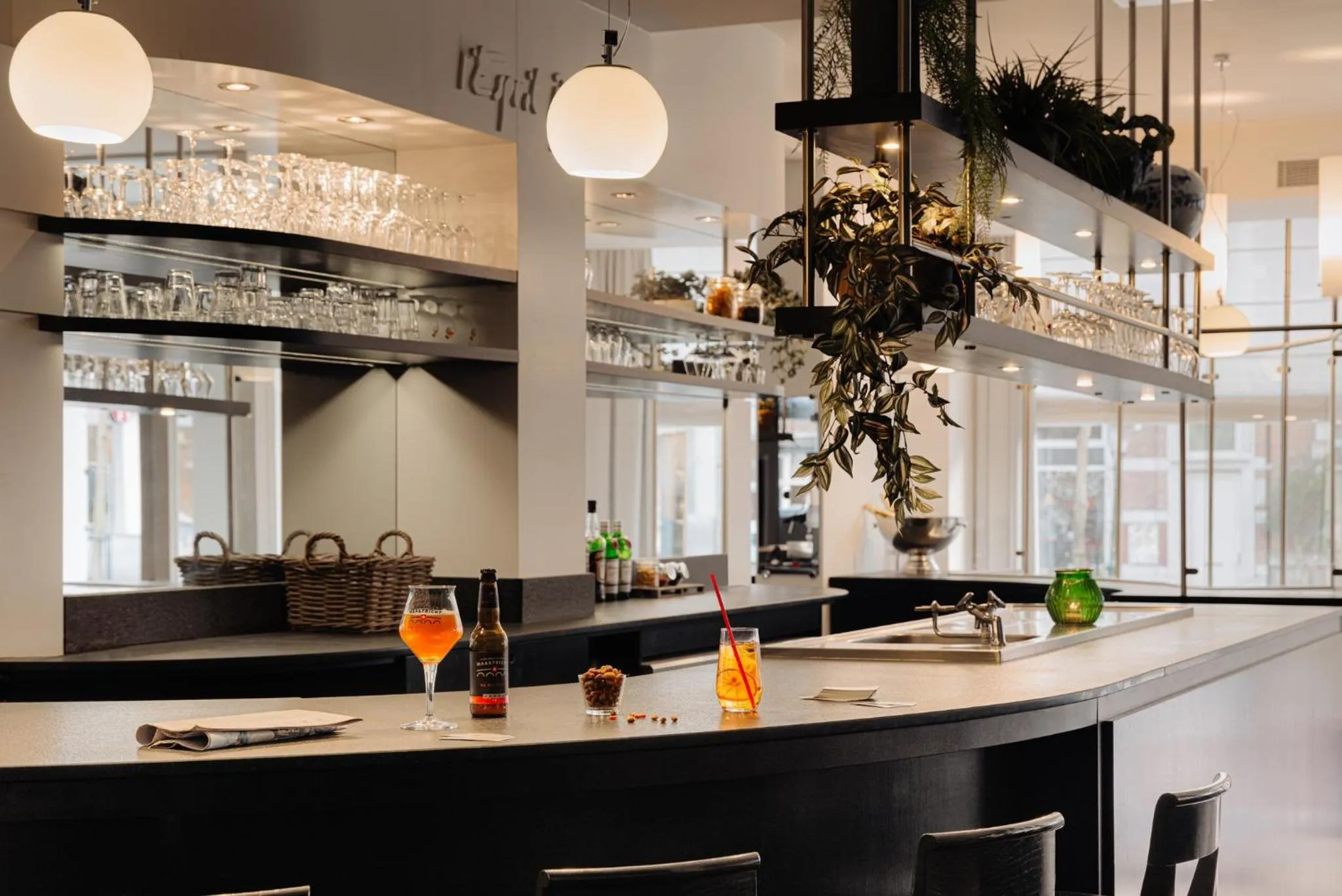 Lounge or bar in Leonardo Boutique Hotel Maastricht City Center